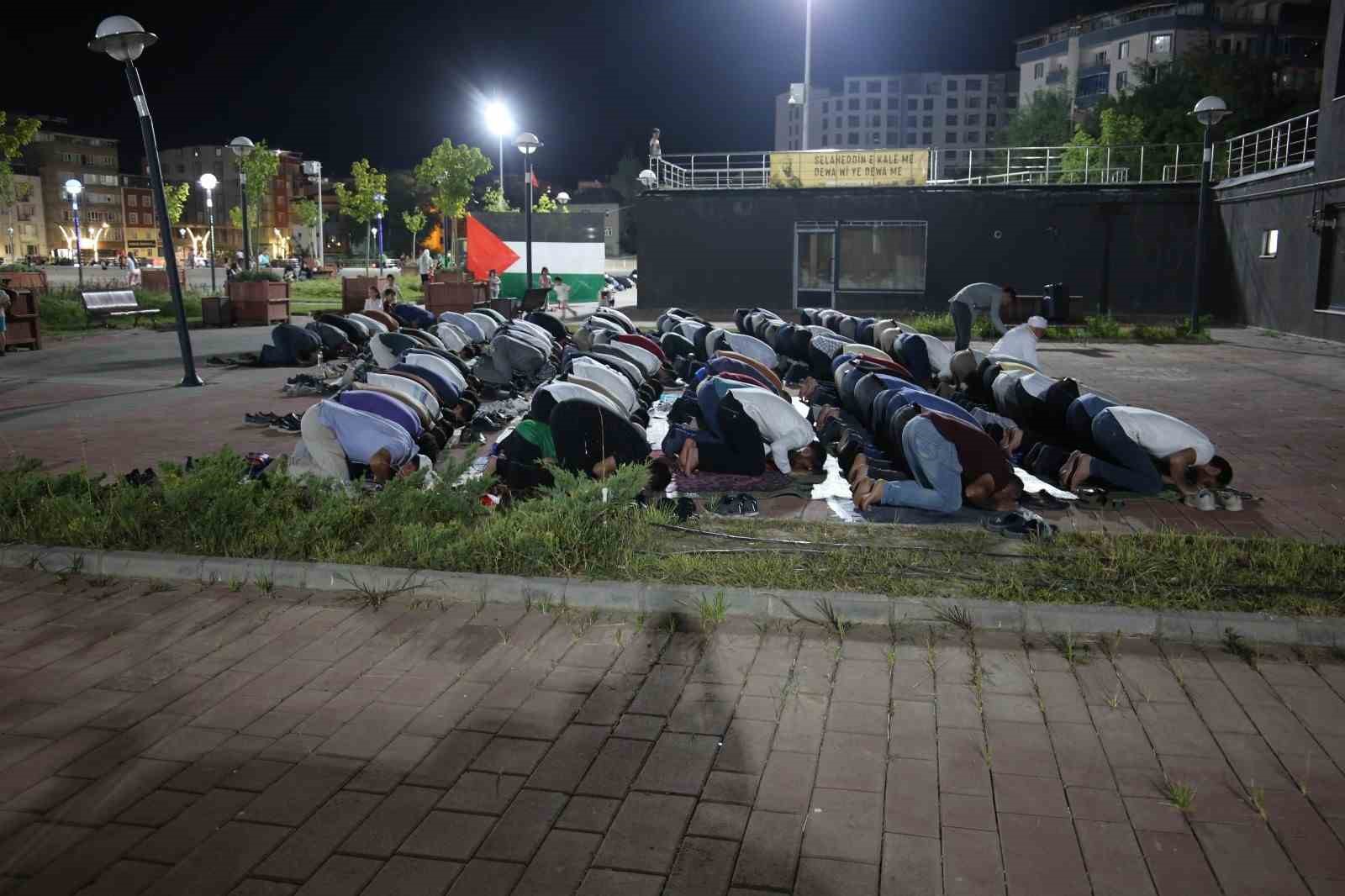 Muş’ta vatandaşlar Filistin için namaz kılıp dua etti
