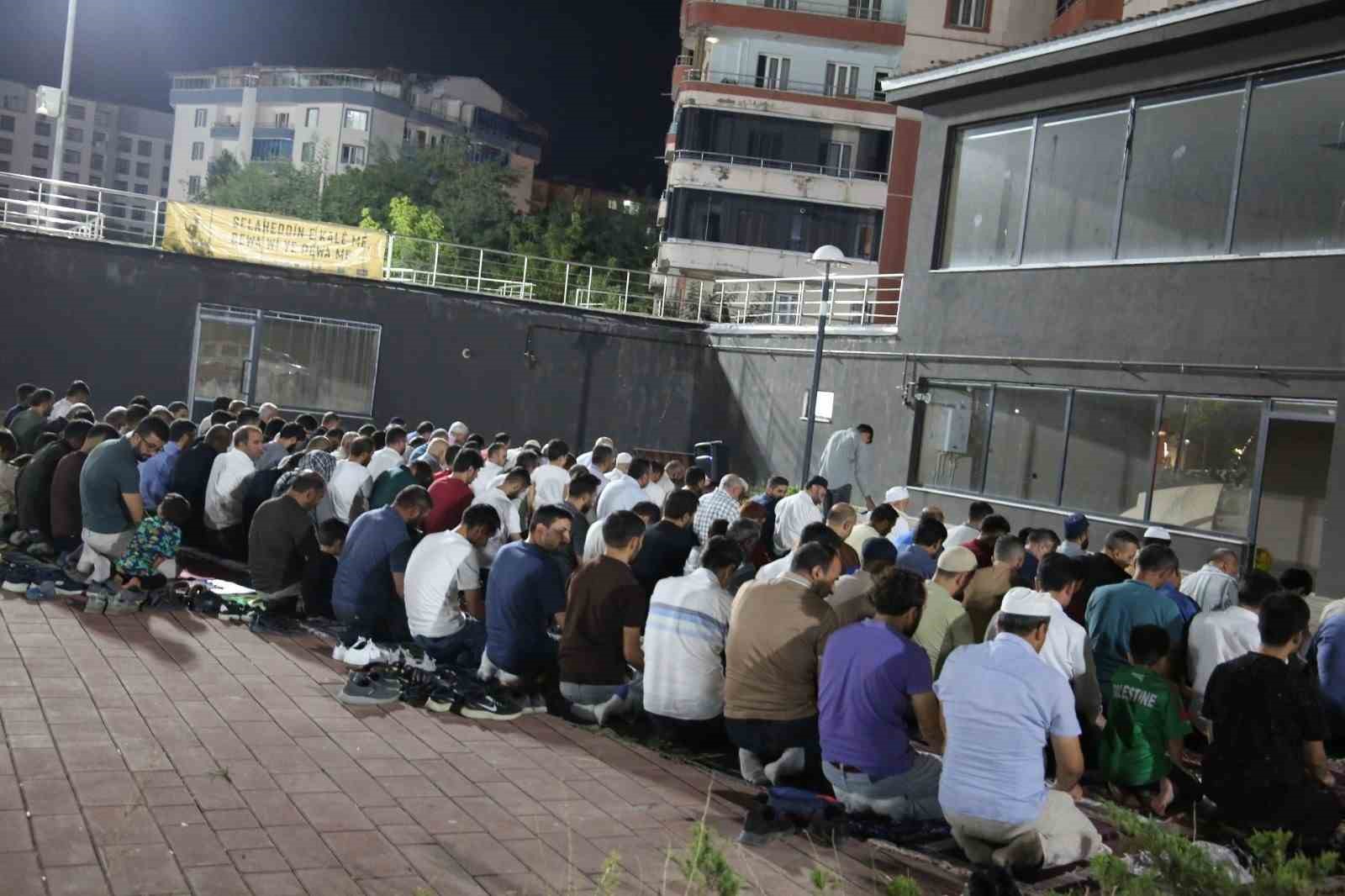 Muş’ta vatandaşlar Filistin için namaz kılıp dua etti
