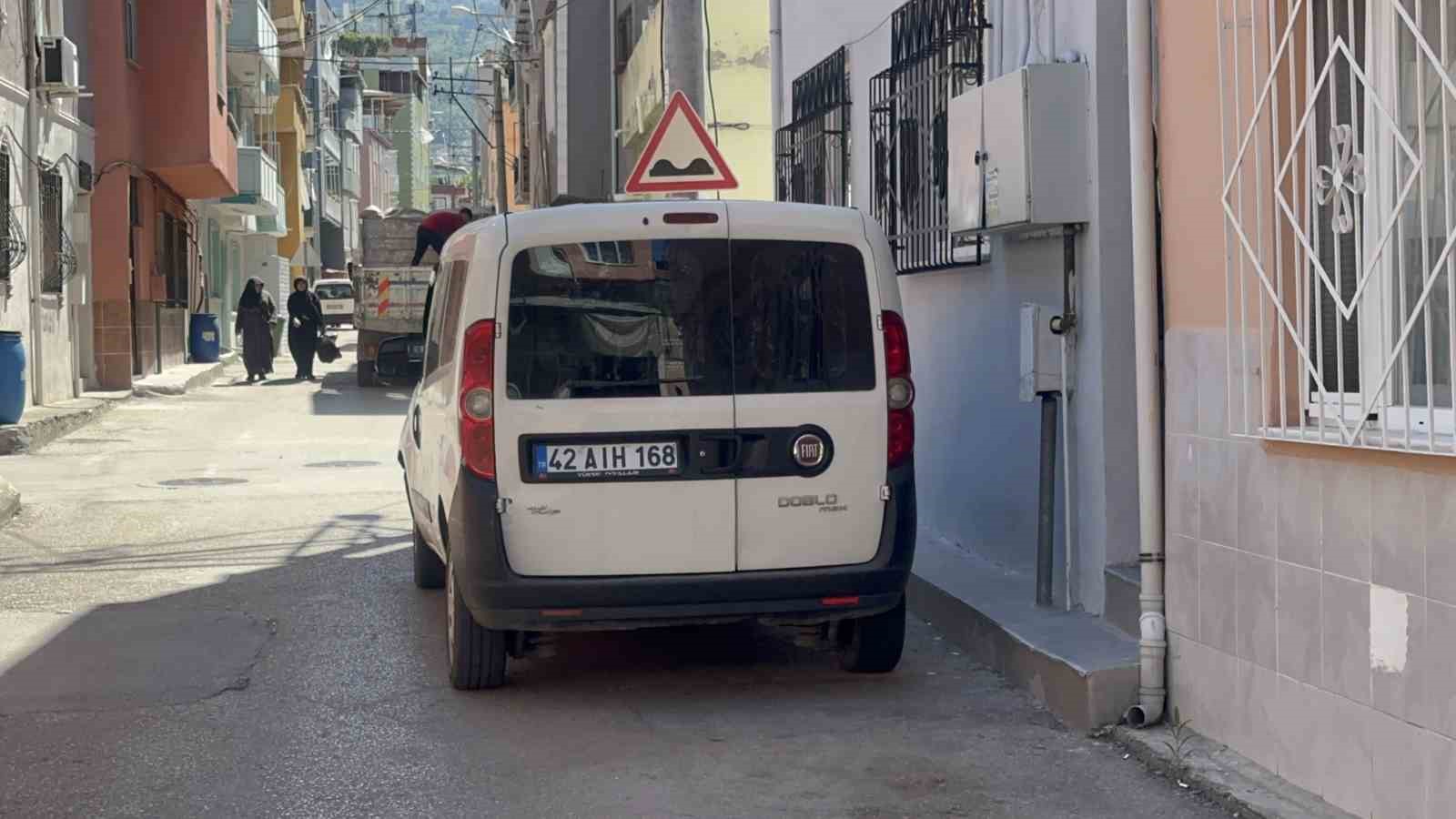 Bursa’da kazalı şekilde park halinde bekleyen araçtan çıkanlar polisi bile şaşırttı
