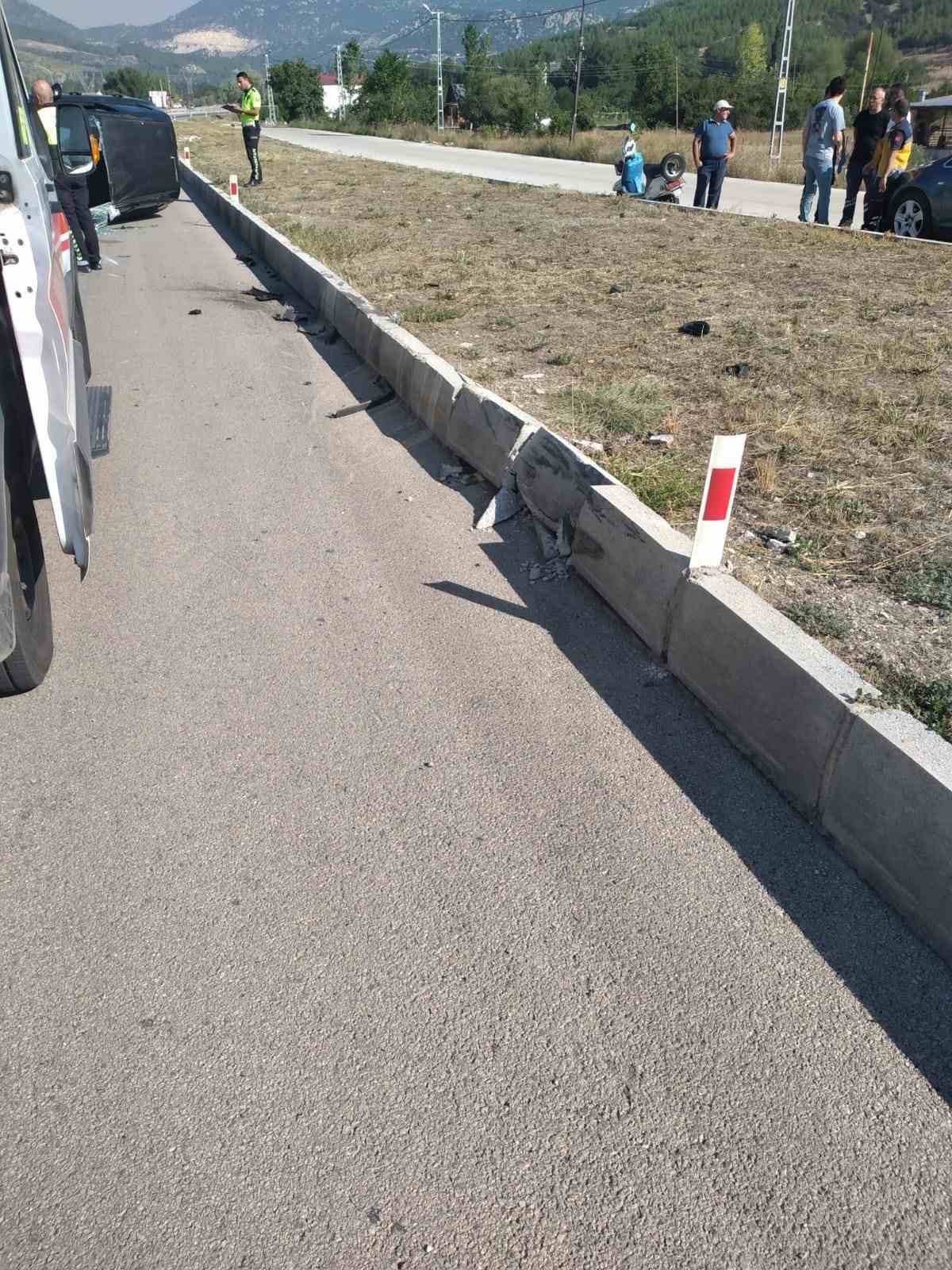 Burdur’da kontrolden çıkan otomobil refüje çarpıp devrildi: 1 yaralı
