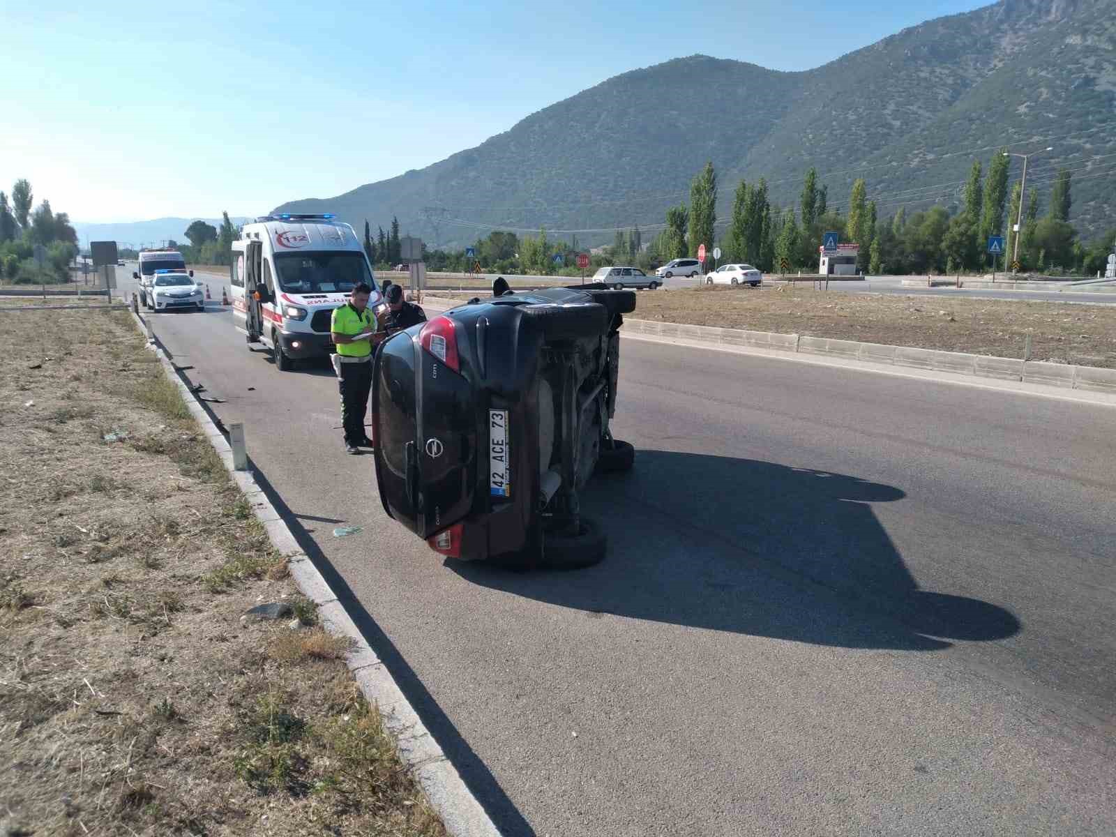 Burdur’da kontrolden çıkan otomobil refüje çarpıp devrildi: 1 yaralı
