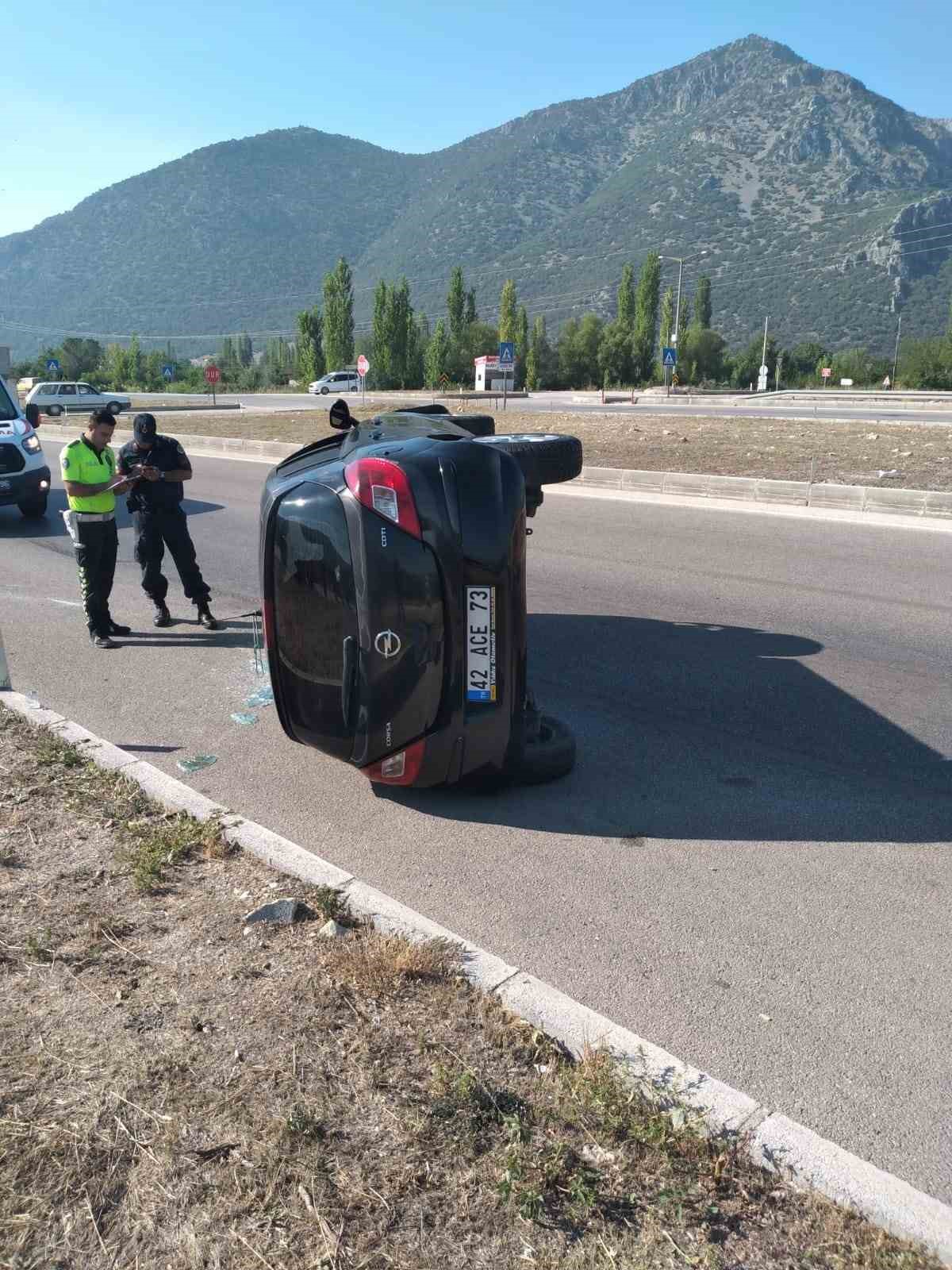 Burdur’da kontrolden çıkan otomobil refüje çarpıp devrildi: 1 yaralı
