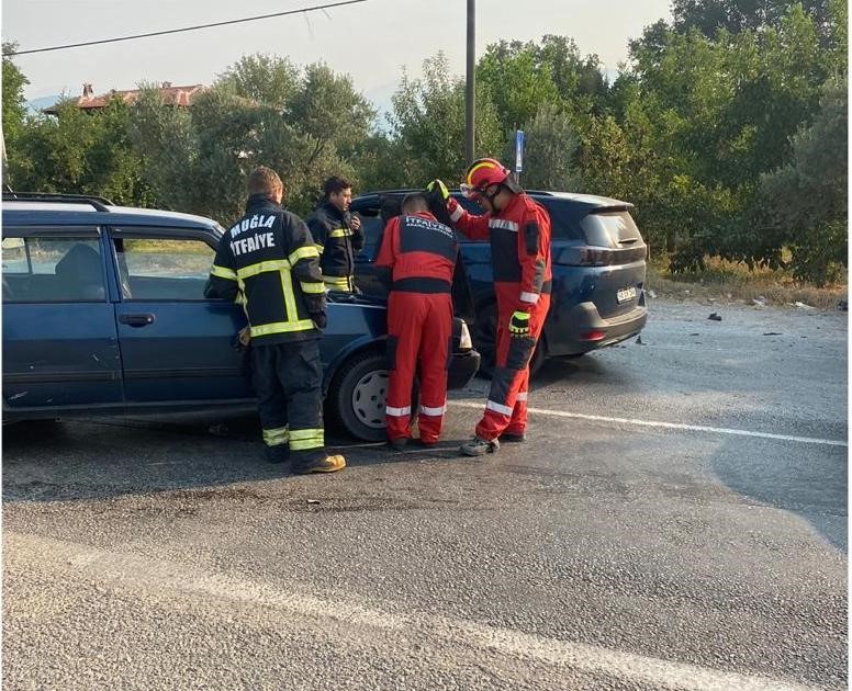 Muğla-Denizli yolunda trafik kazası:2 yaralı
