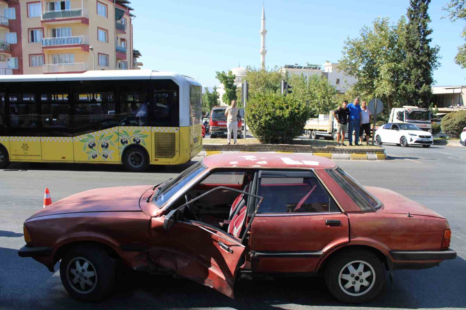 Otomobilde sıkışan sürücüyü itfaiye kurtardı
