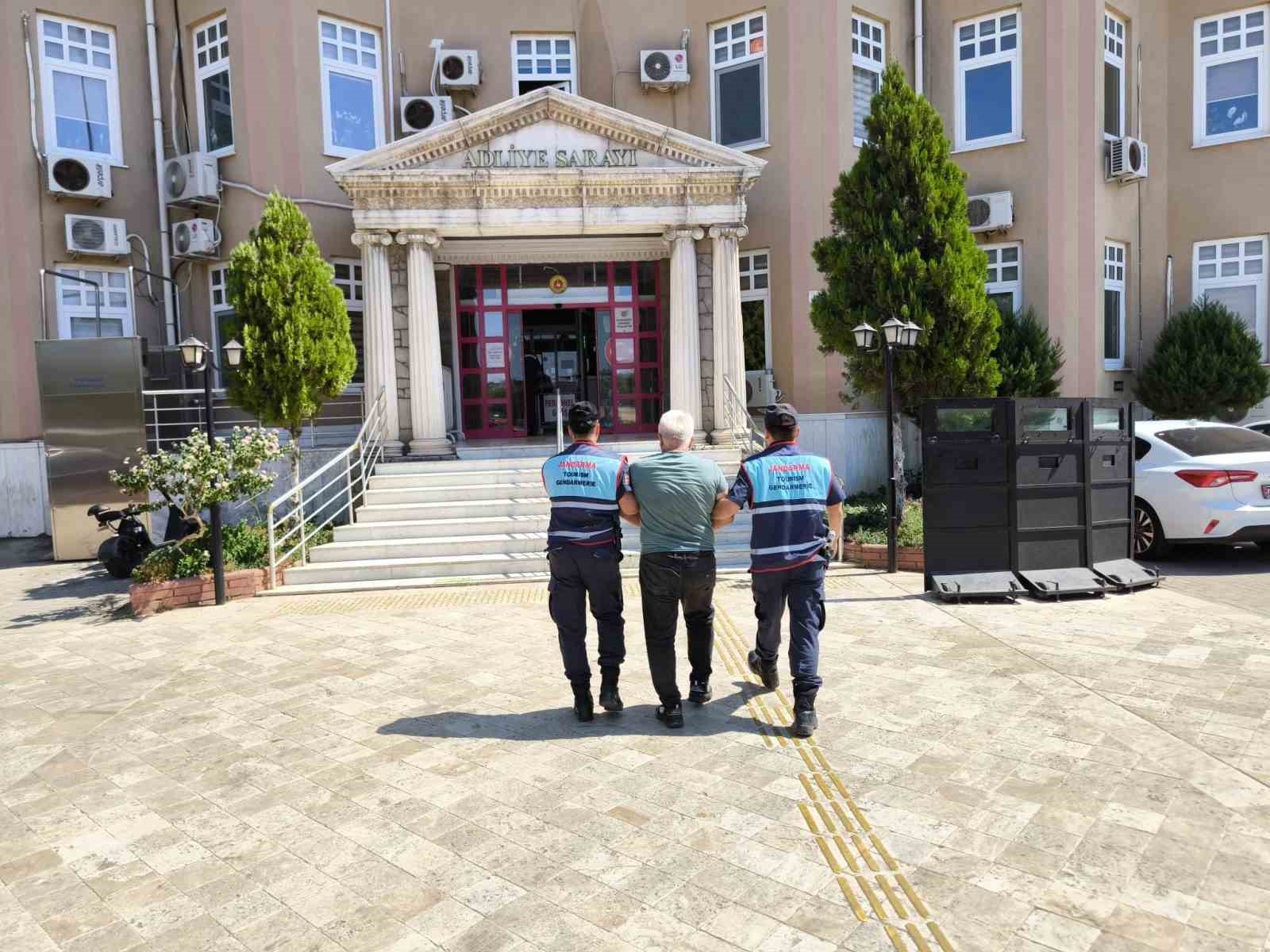 Didim’de 25 düzensiz göçmen ve 1 göçmen kaçakçısı şüphelisi yakalandı
