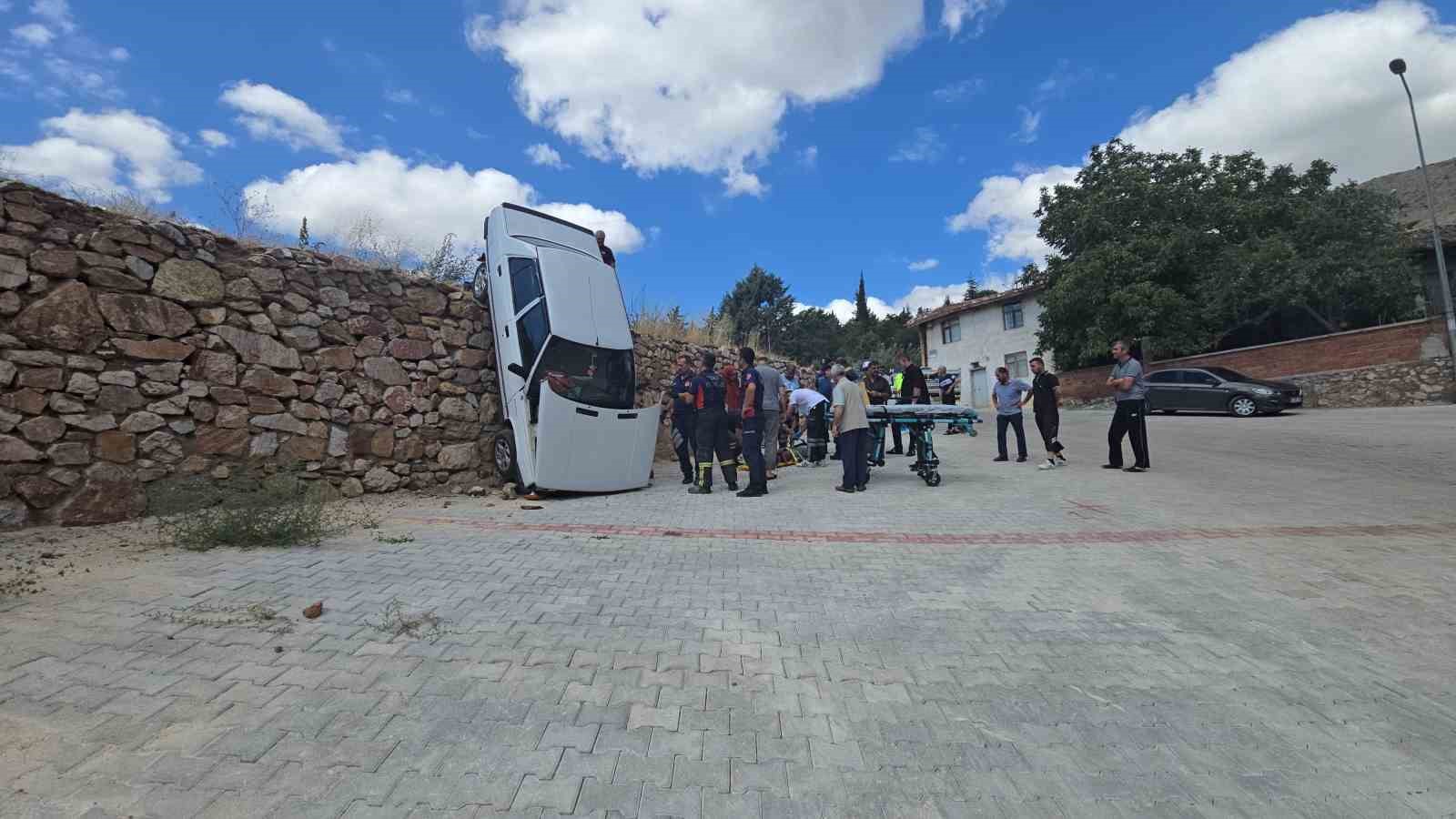 Fren ile gaz pedalının yerini karıştırdı, 5 metrelik duvarda asılı kaldı
