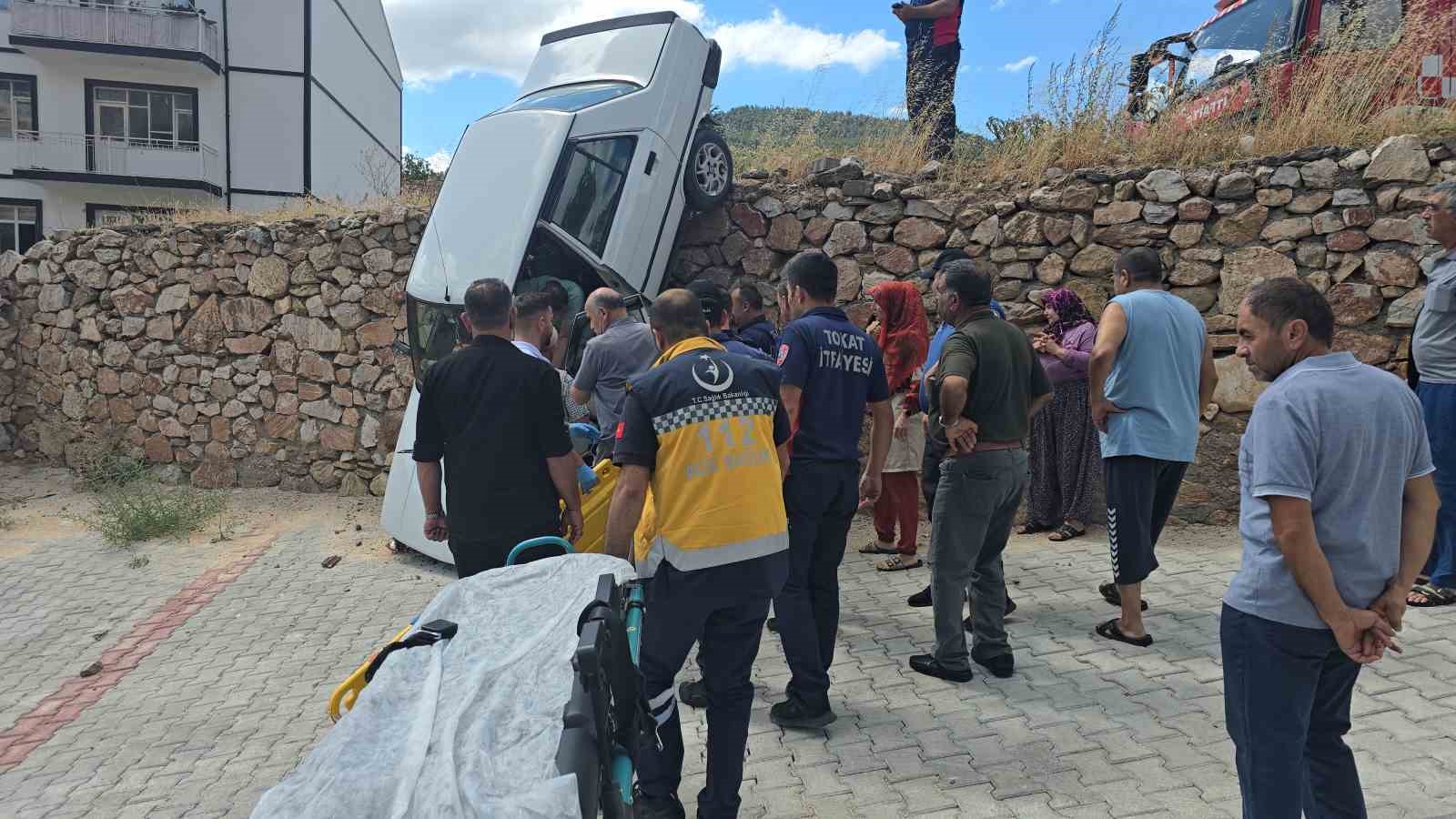 Fren ile gaz pedalının yerini karıştırdı, 5 metrelik duvarda asılı kaldı
