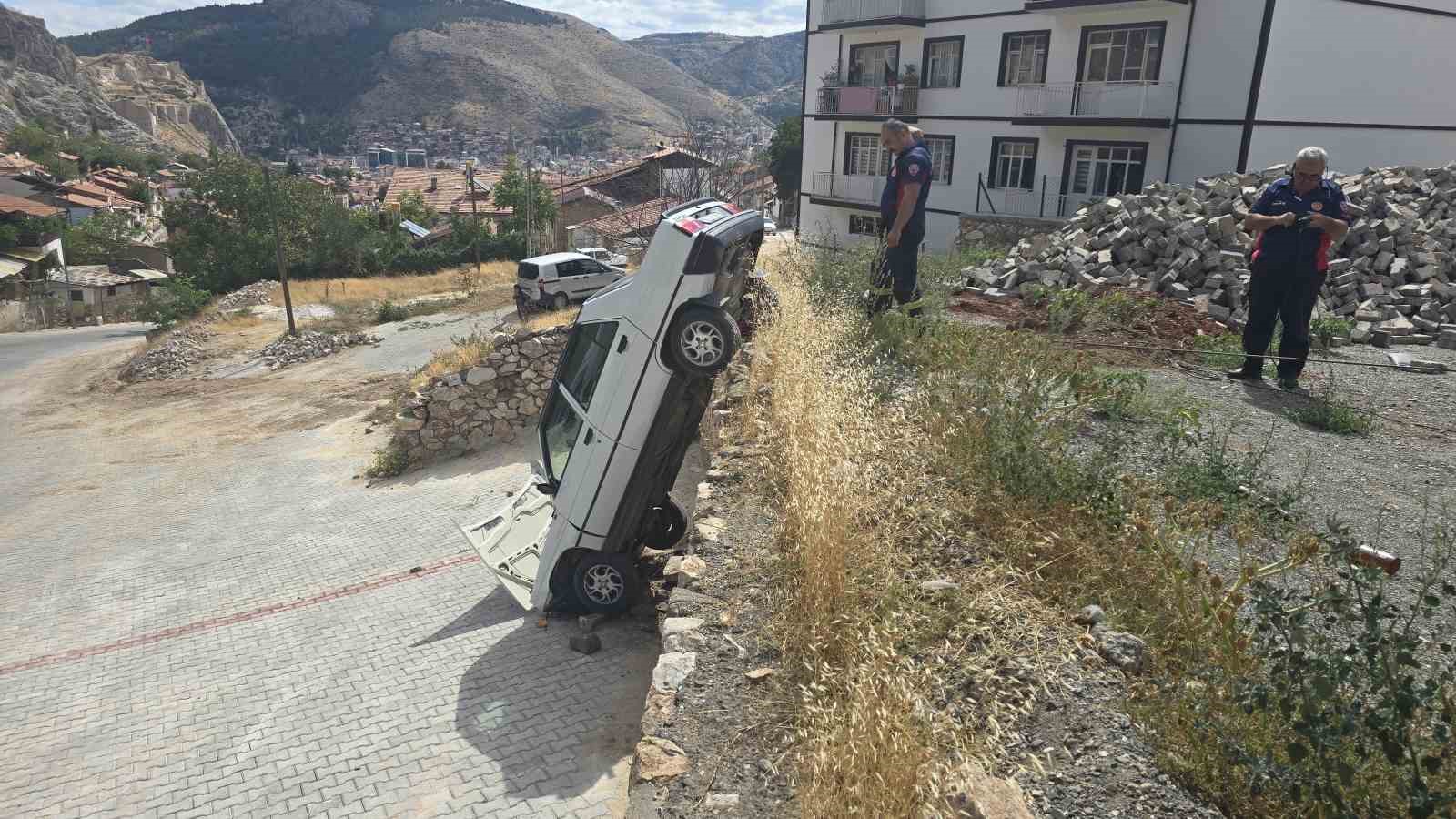 Fren ile gaz pedalının yerini karıştırdı, 5 metrelik duvarda asılı kaldı
