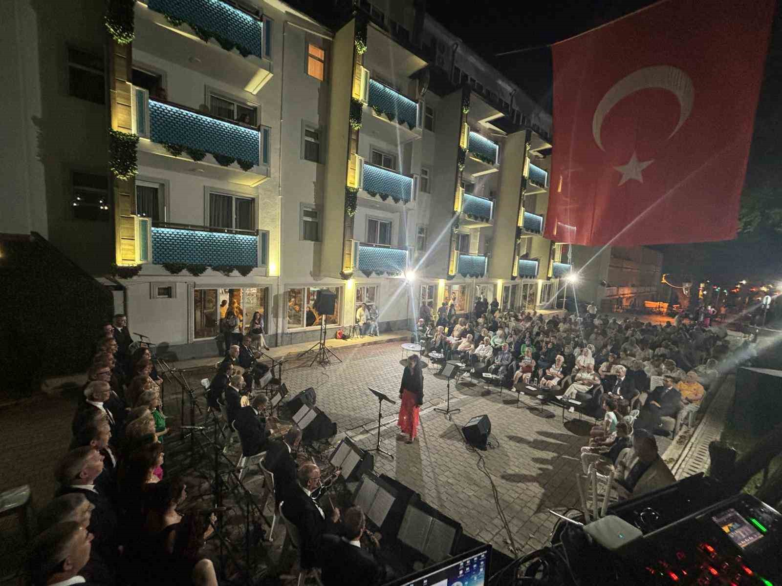 İnegöl Belediyesi Türk Müziği Korosu Oylat’ta konser verdi
