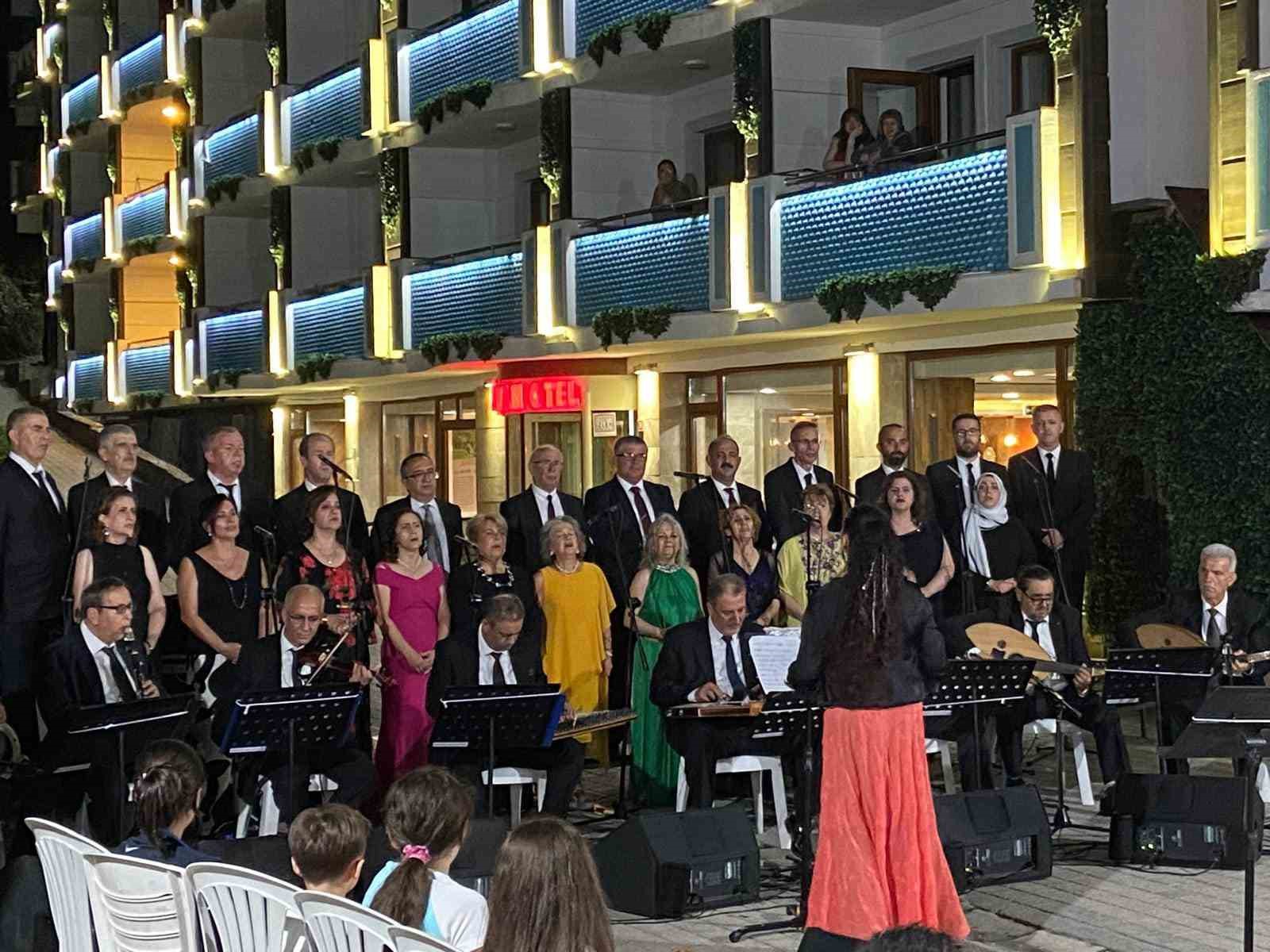 İnegöl Belediyesi Türk Müziği Korosu Oylat’ta konser verdi
