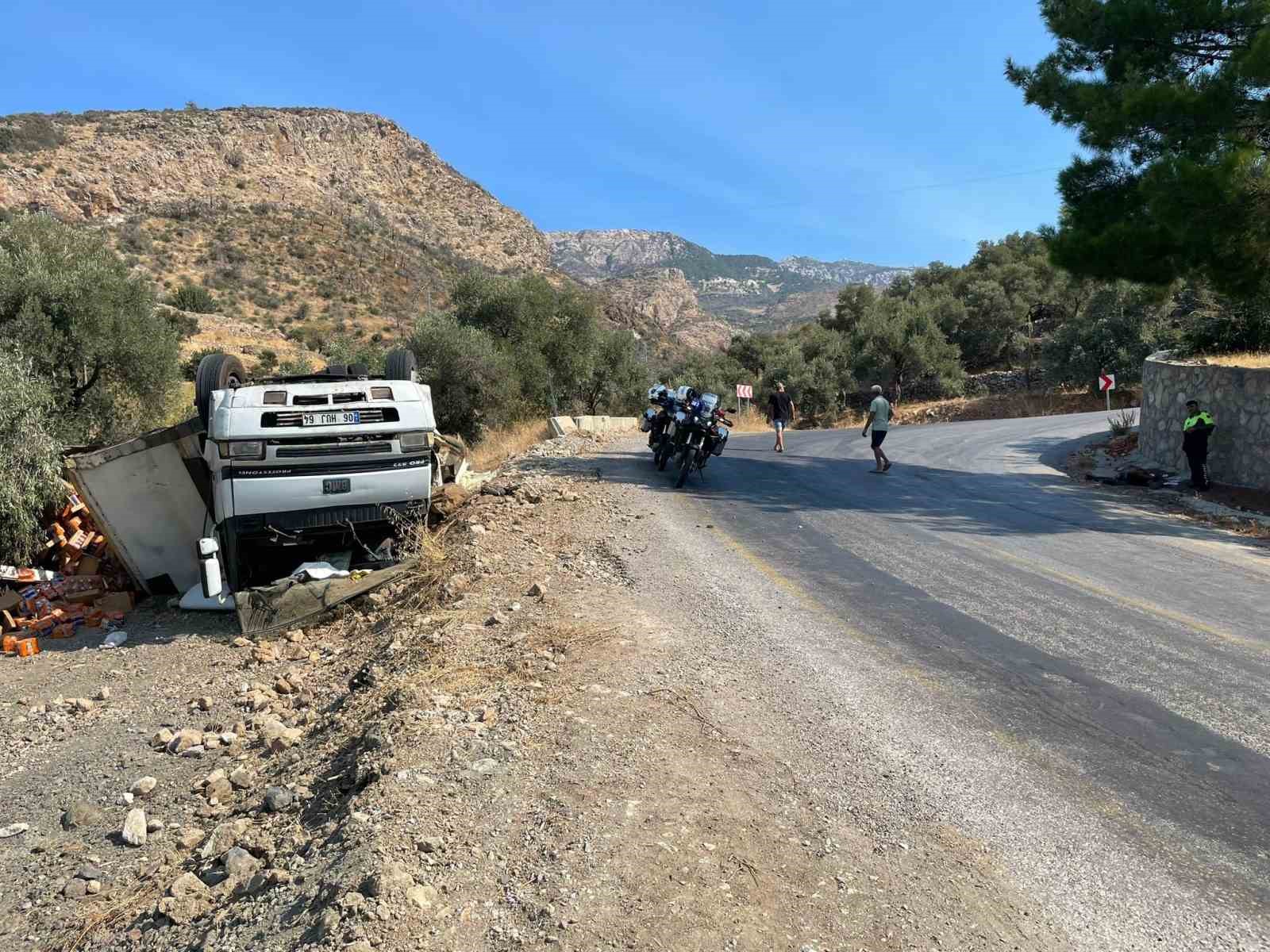 Freni tutmayan tır ters döndü, sürücüsü kazadan burnu bile kanamadan kurtuldu
