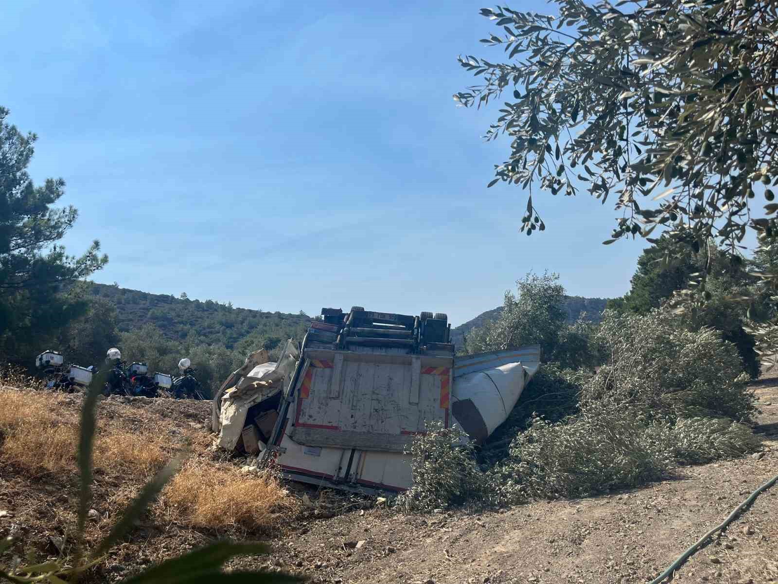 Freni tutmayan tır ters döndü, sürücüsü kazadan burnu bile kanamadan kurtuldu
