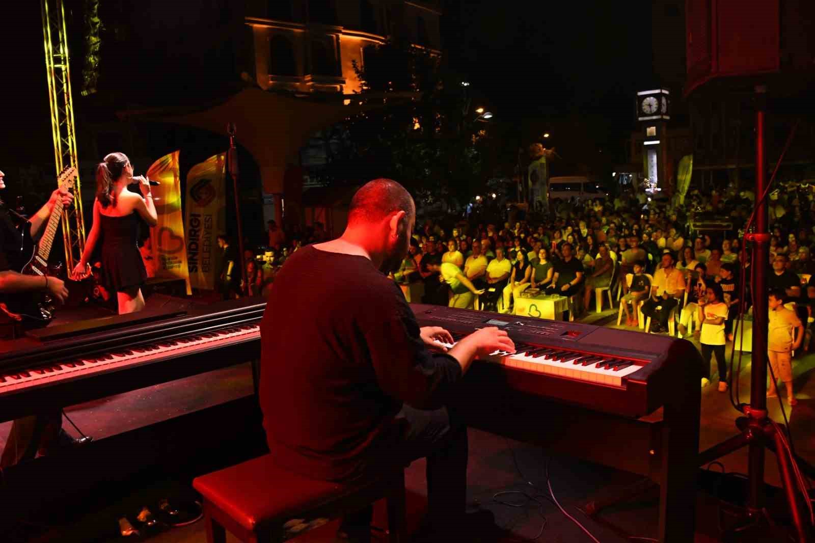 Sındırgı’da MOD10 Gençlik Konserine yoğun ilgi
