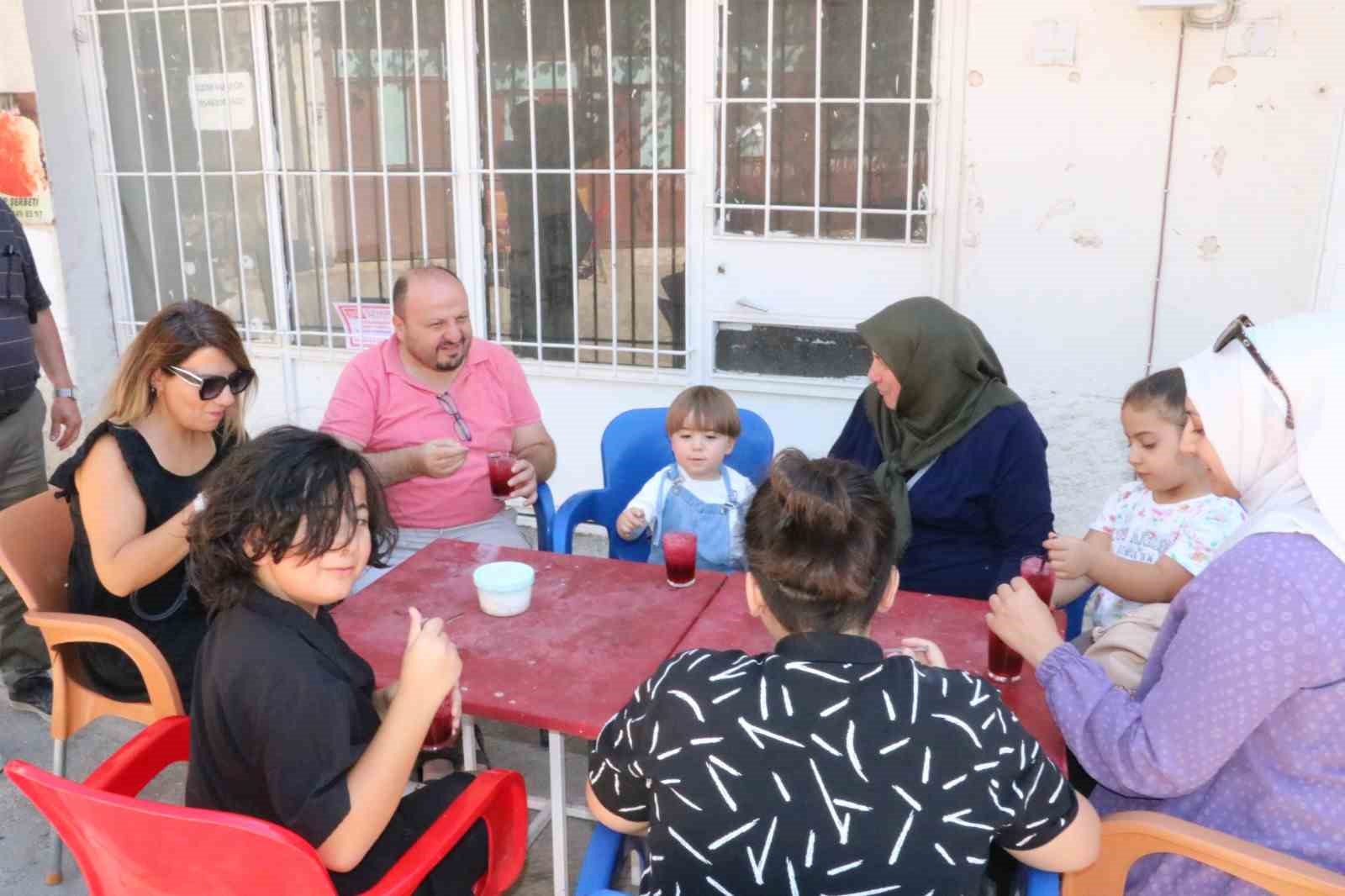 Kavurucu sıcakta Akdağ’daki kardan yapılan şerbetle serinliyorlar
