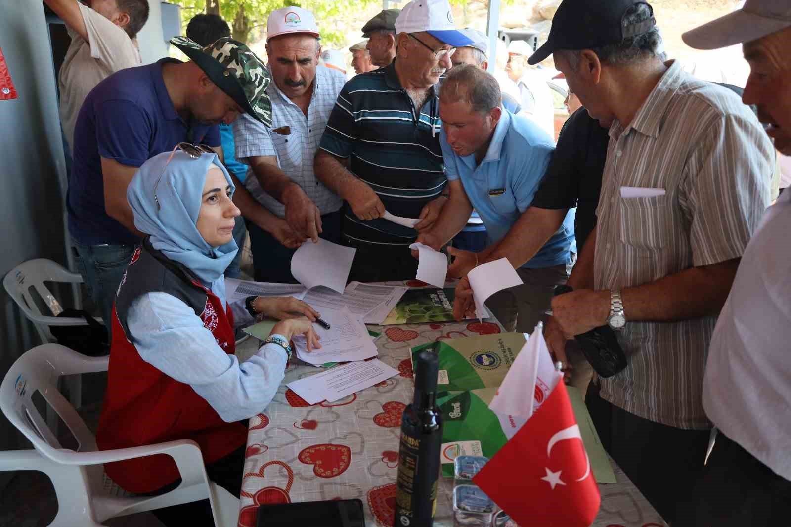 Muğla’da zeytin üreticilerine ücretsiz kaolin kili dağıtılıyor
