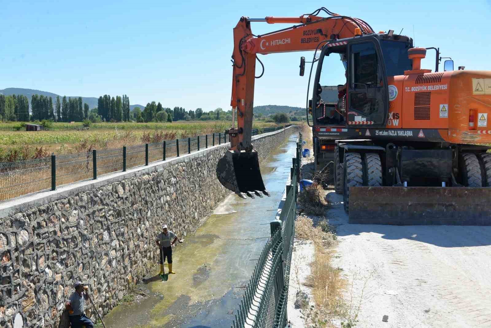 Bozüyük’te açık kanal temizliği
