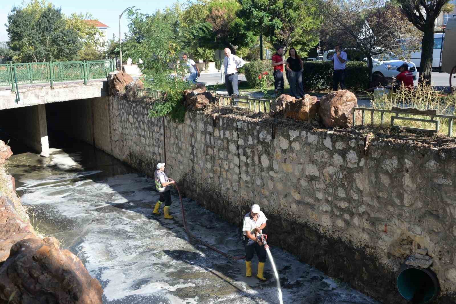 Bozüyük’te açık kanal temizliği
