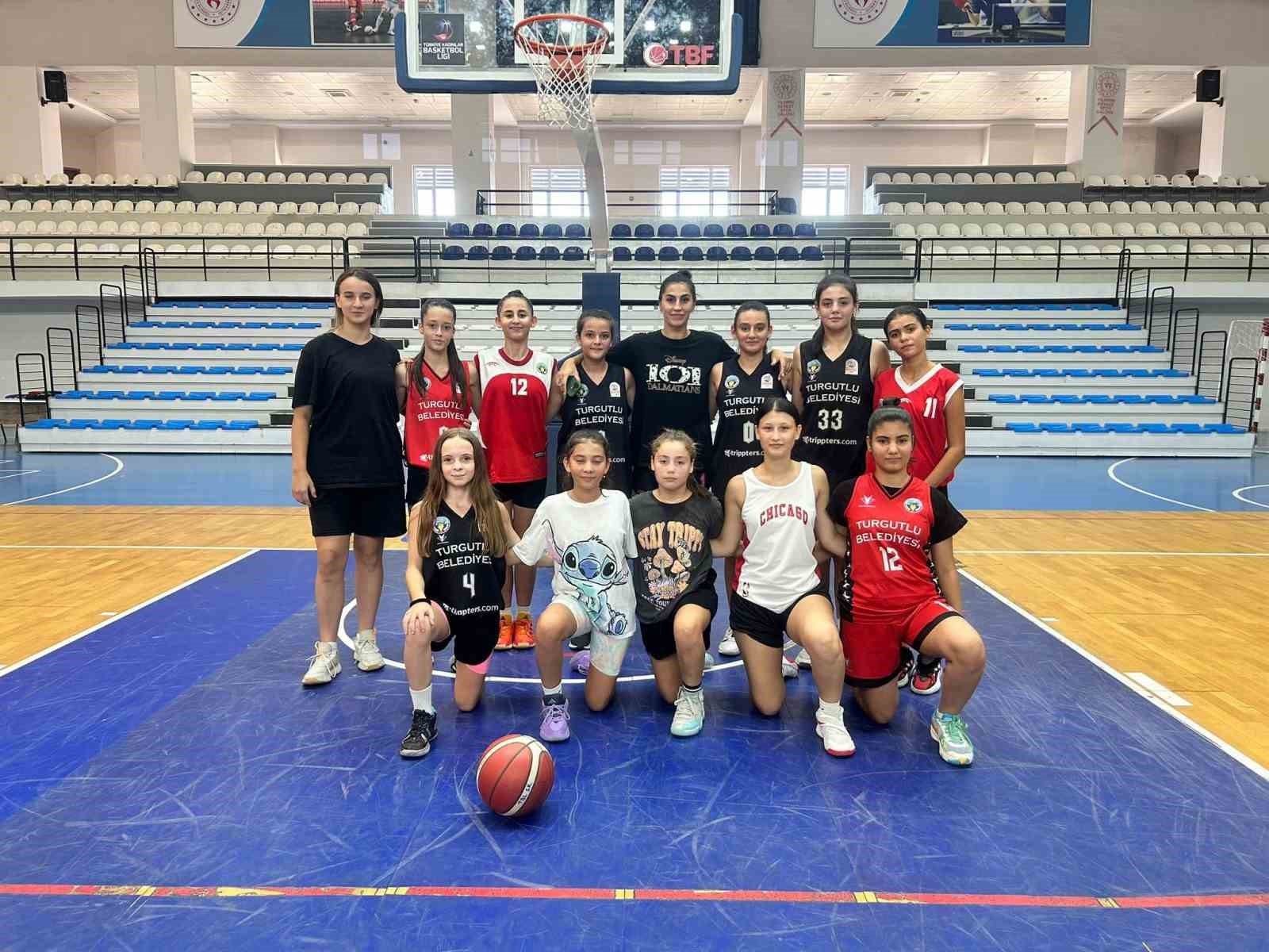 Milli Basketbolcu Manolya Kurtulmuş’tan kariyerine adım attığı Turgutlu Belediyespor’a ziyaret
