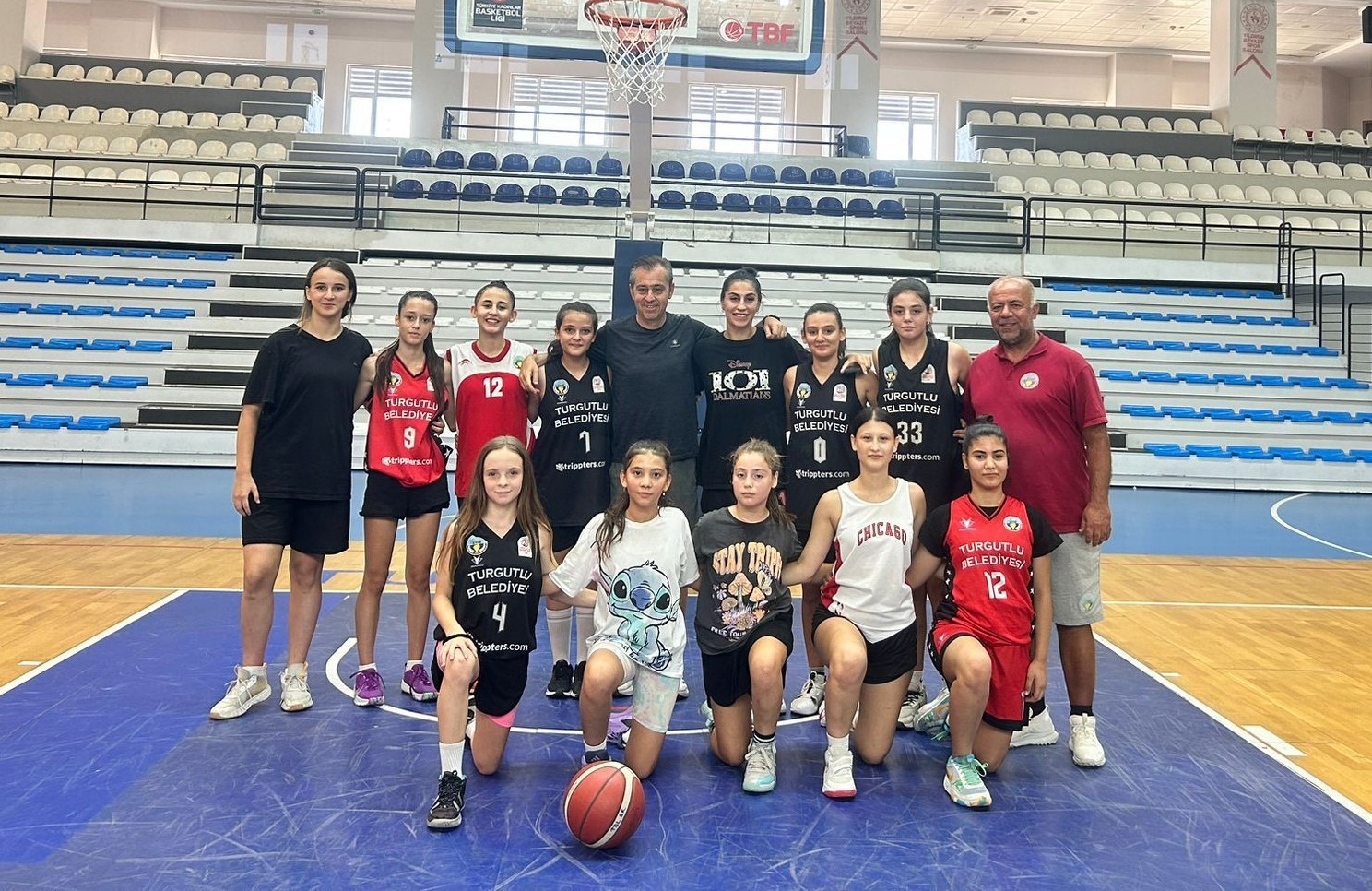 Milli Basketbolcu Manolya Kurtulmuş’tan kariyerine adım attığı Turgutlu Belediyespor’a ziyaret
