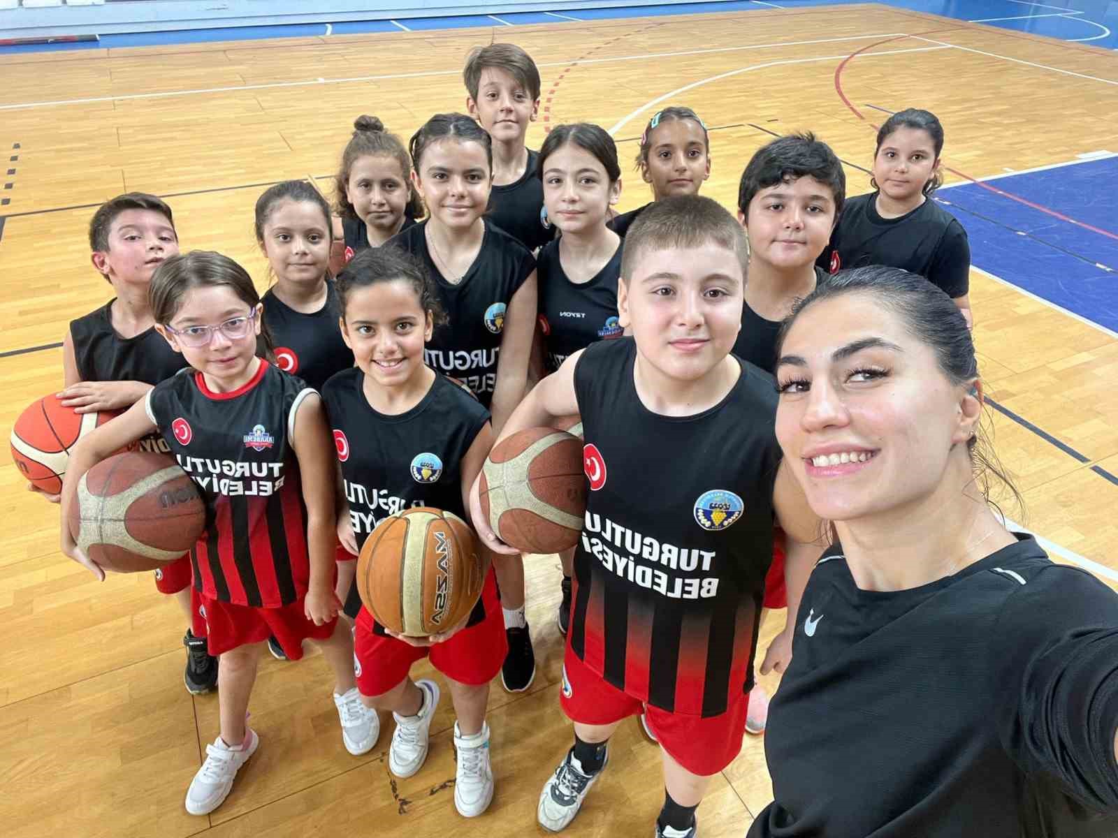 Milli Basketbolcu Manolya Kurtulmuş’tan kariyerine adım attığı Turgutlu Belediyespor’a ziyaret
