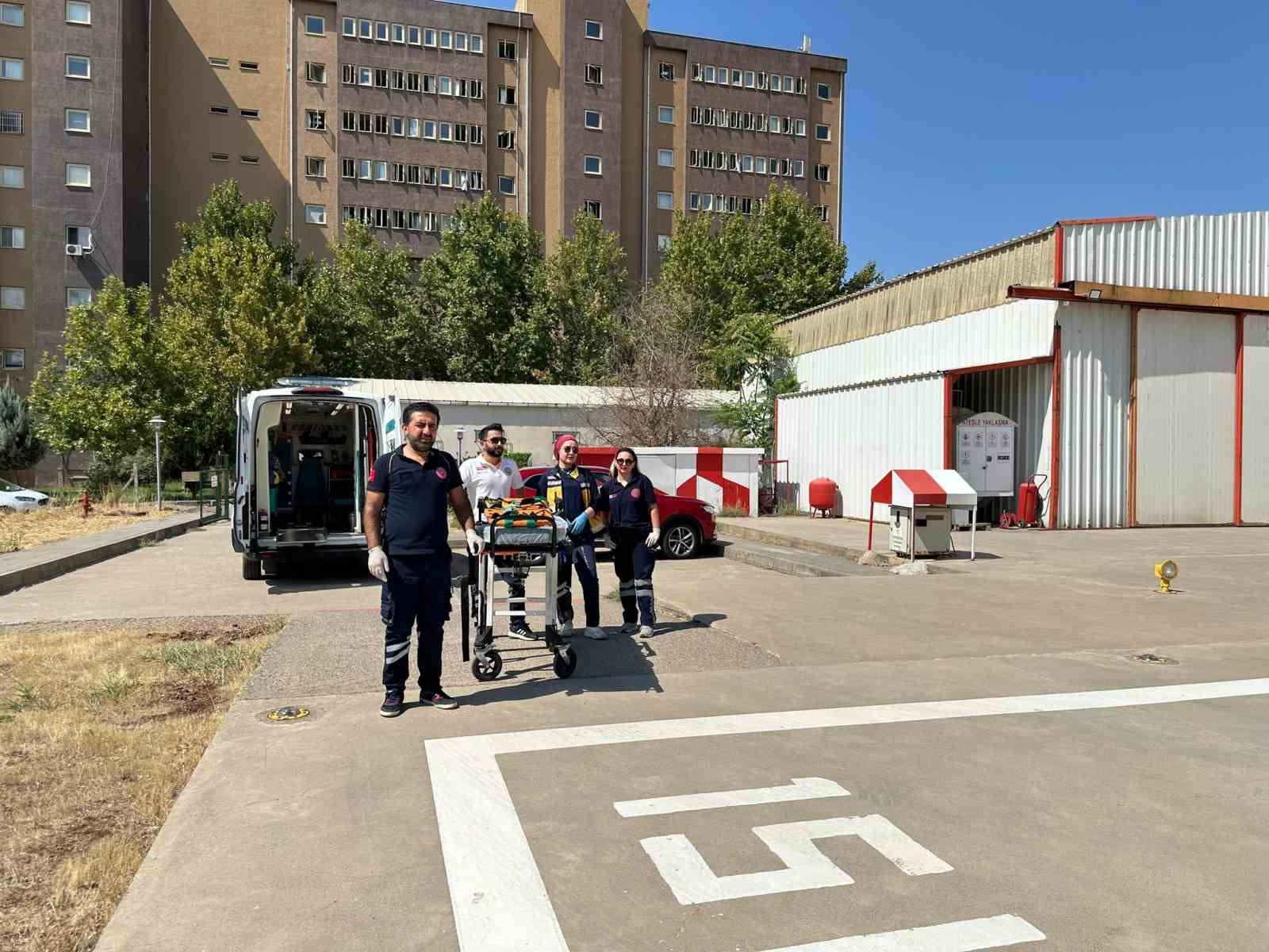 Diyarbakır’da yüksekten düşen çocuk ambulans helikopterle hastaneye nakledildi
