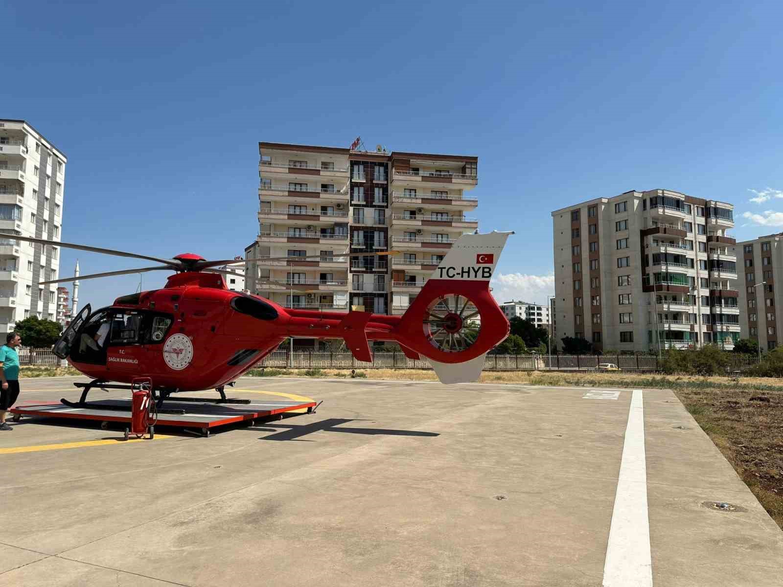 Diyarbakır’da yüksekten düşen çocuk ambulans helikopterle hastaneye nakledildi
