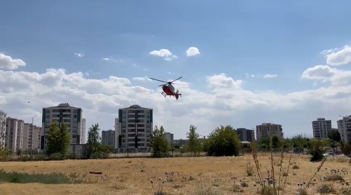 Diyarbakır’da yüksekten düşen çocuk ambulans helikopterle hastaneye nakledildi
