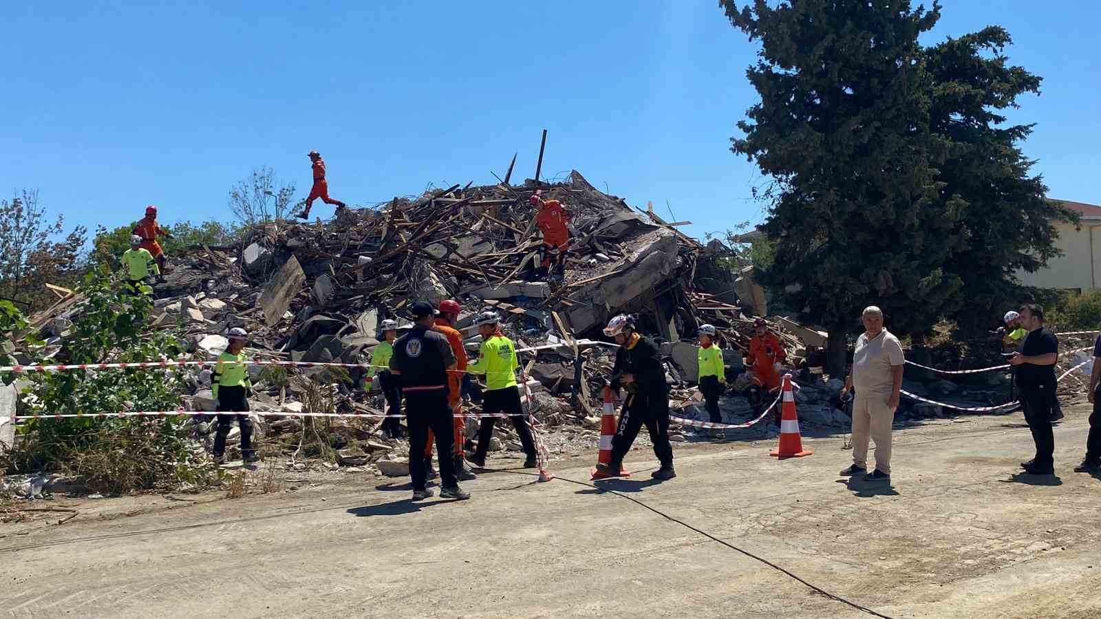 SPAK ekibi büyük depremin yıl dönümünde tatbikata katıldı
