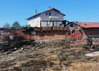 Tavşanlı’da ot yangını boş besi damına sıçradı
