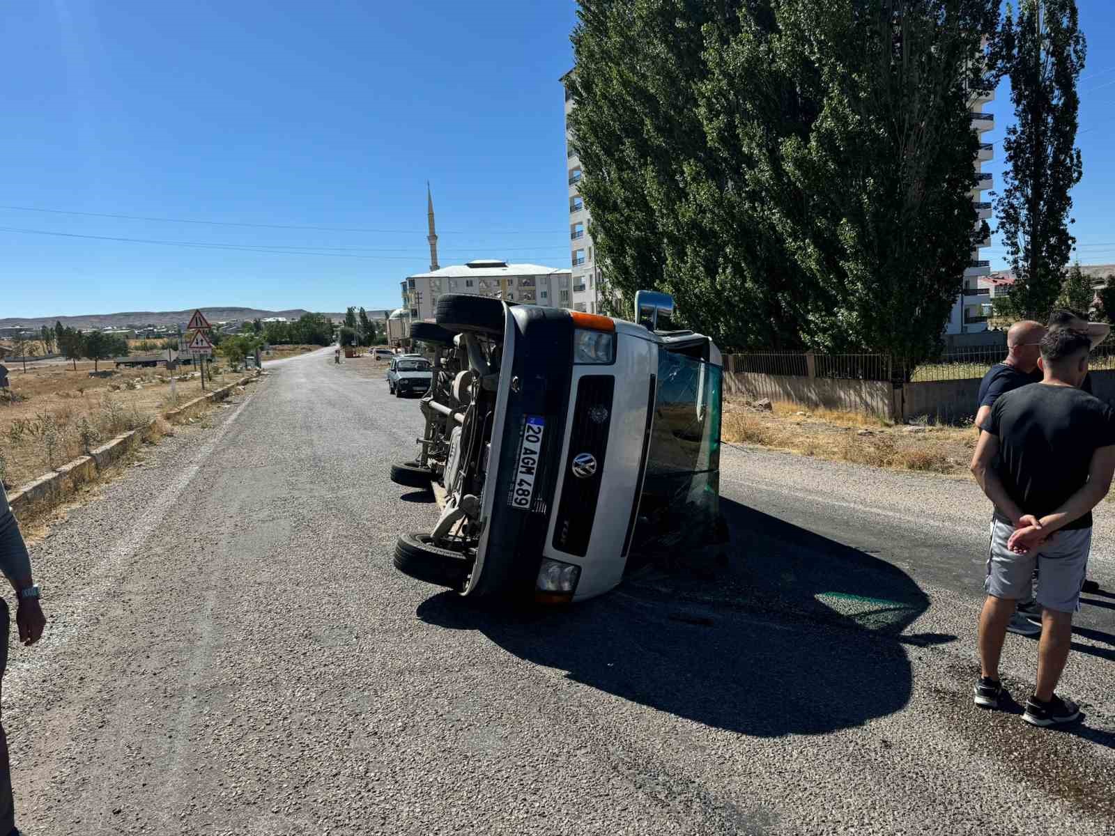 Minibüs ile otomobil çapıştı: 2 yaralı
