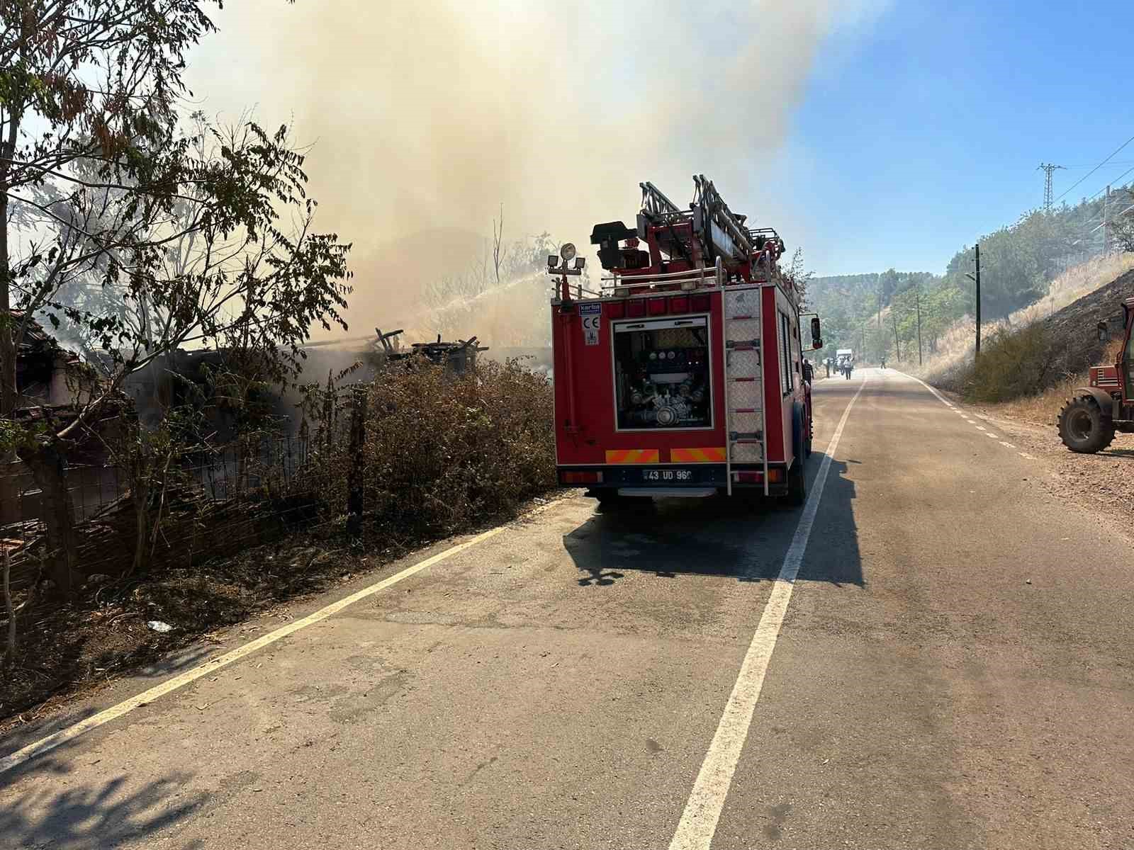 Tavşanlı’da kullanılmayan 2 ev küle döndü
