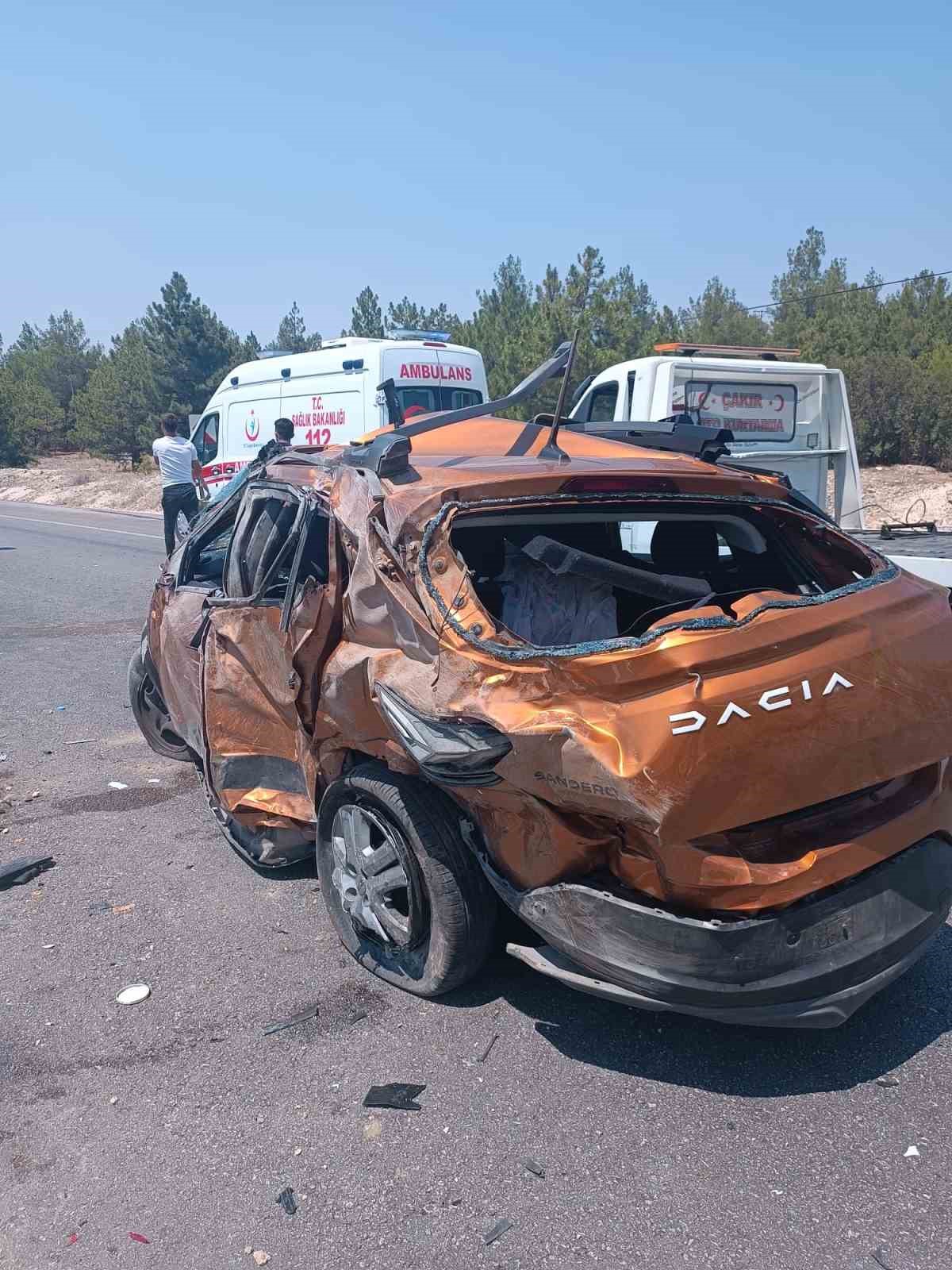 Burdur’da otomobiller çarpıştı, takla atan araçtaki 2 kişi yaralandı
