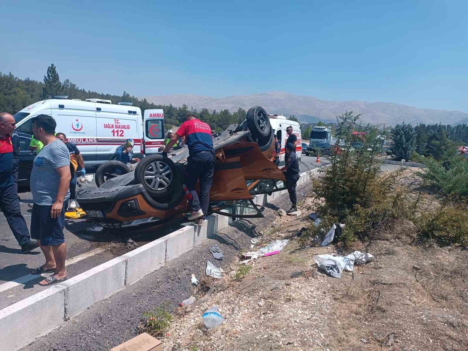 Burdur’da otomobiller çarpıştı, takla atan araçtaki 2 kişi yaralandı
