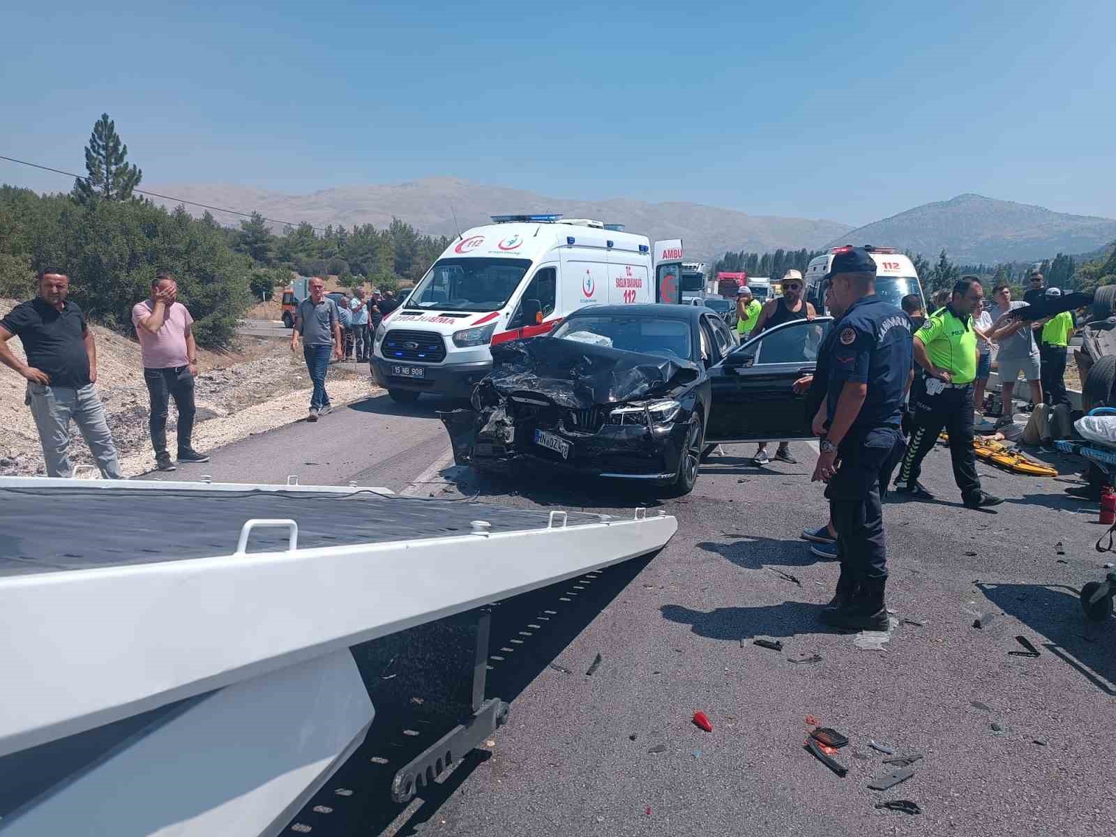 Burdur’da otomobiller çarpıştı, takla atan araçtaki 2 kişi yaralandı
