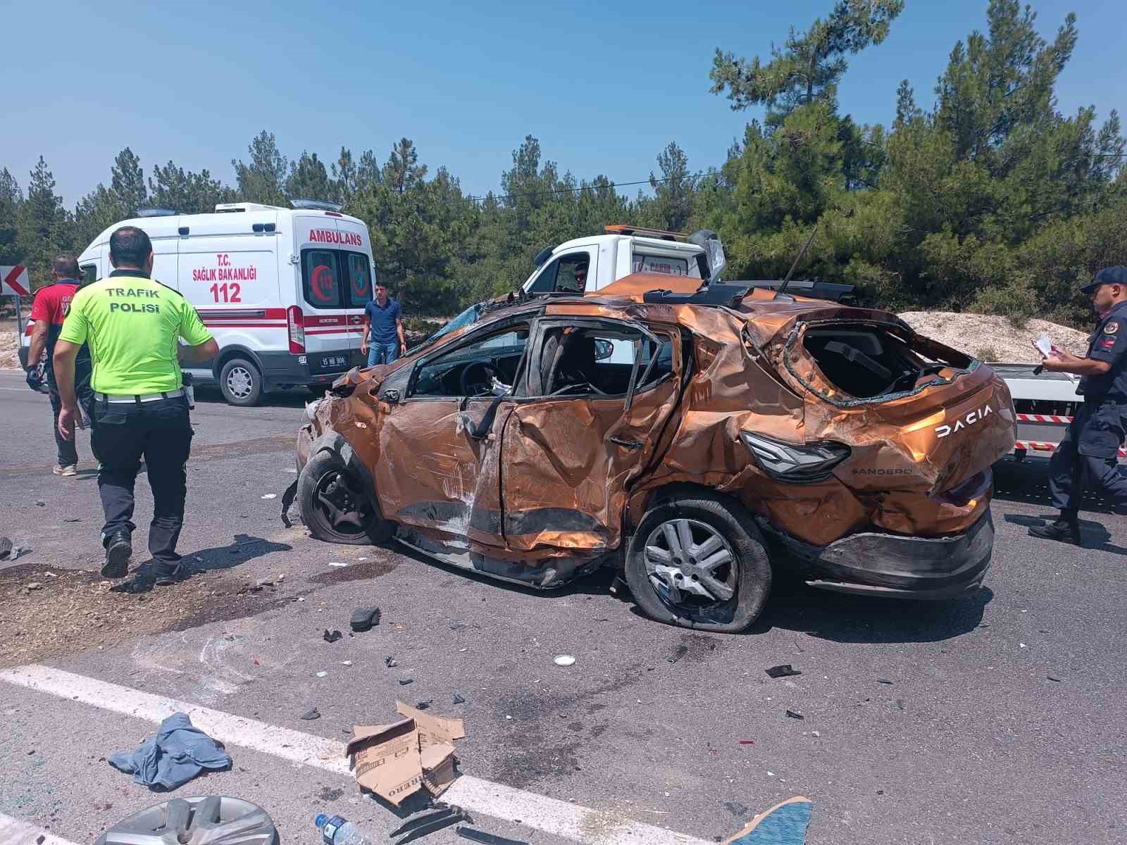 Burdur’da otomobiller çarpıştı, takla atan araçtaki 2 kişi yaralandı
