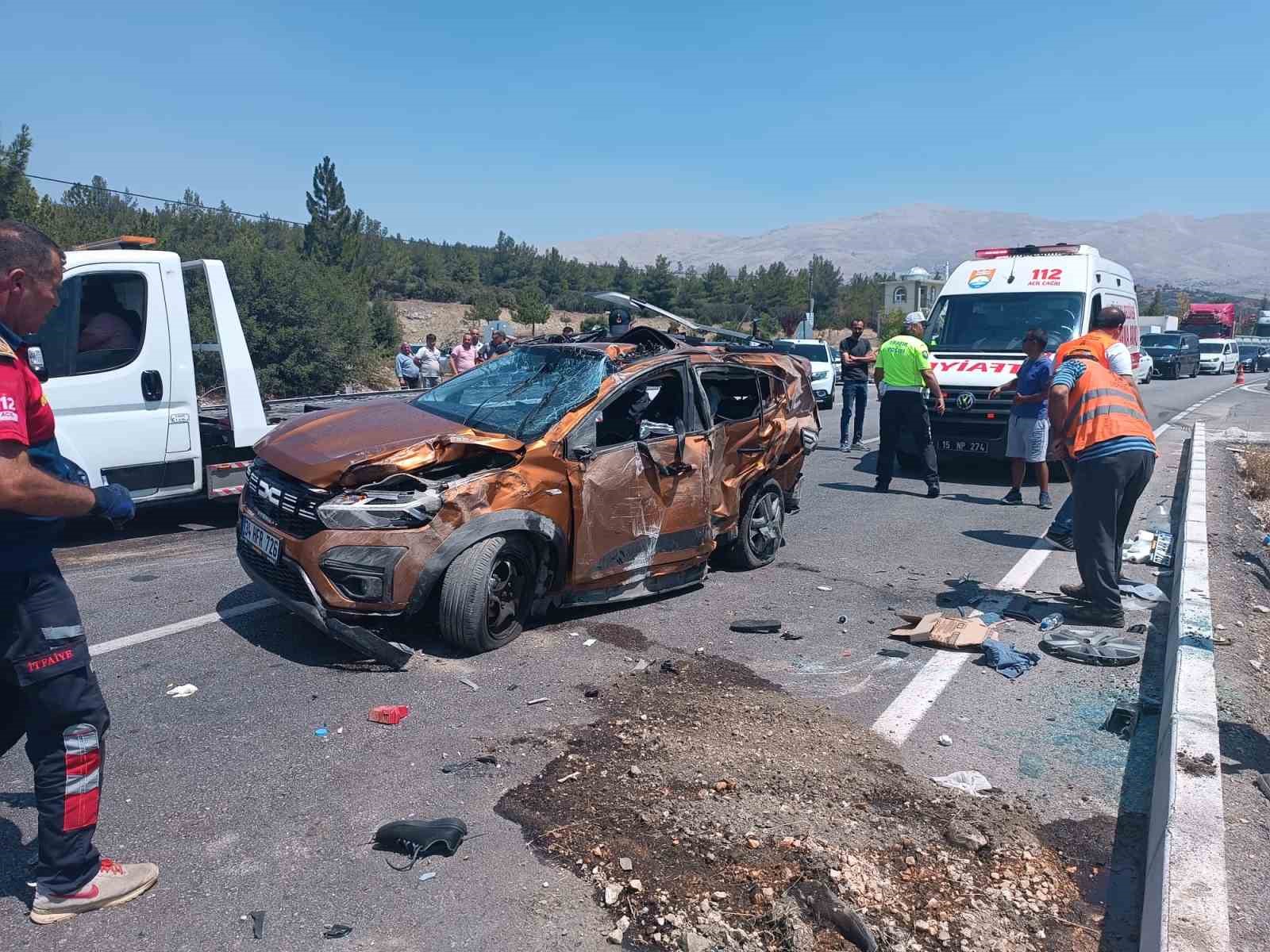 Burdur’da otomobiller çarpıştı, takla atan araçtaki 2 kişi yaralandı
