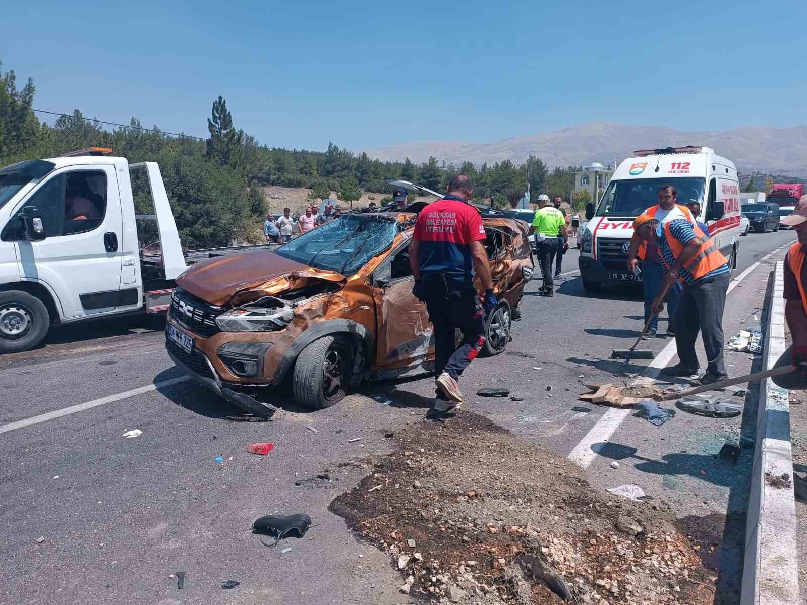 Burdur’da otomobiller çarpıştı, takla atan araçtaki 2 kişi yaralandı
