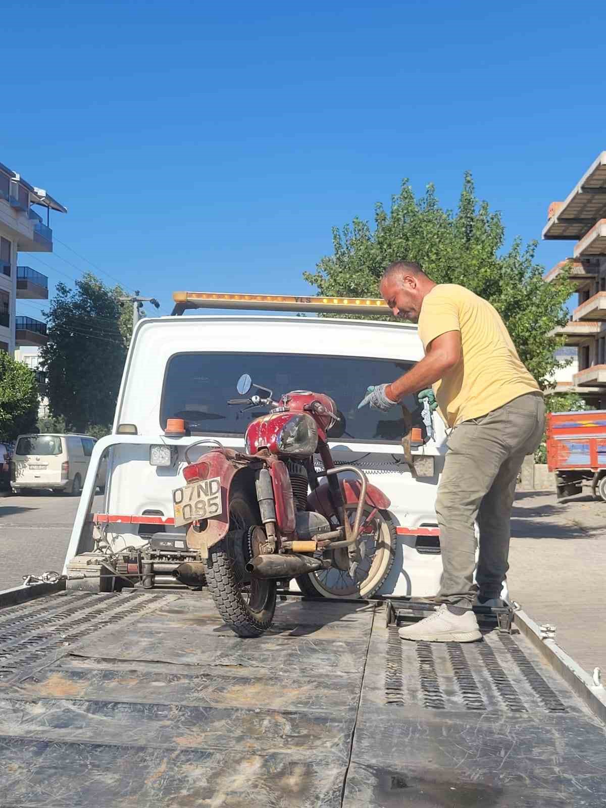 Motosiklet, minibüsün açılan kapısına çarptı: 2 yaralı
