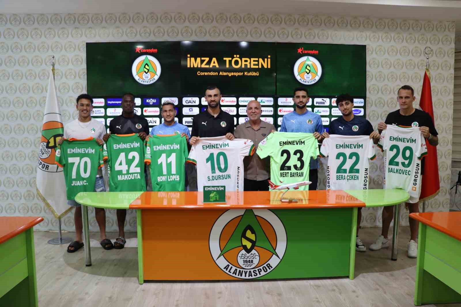 Alanyaspor, sözleşme yenilediği ve transfer ettiği futbolcularını tanıttı
