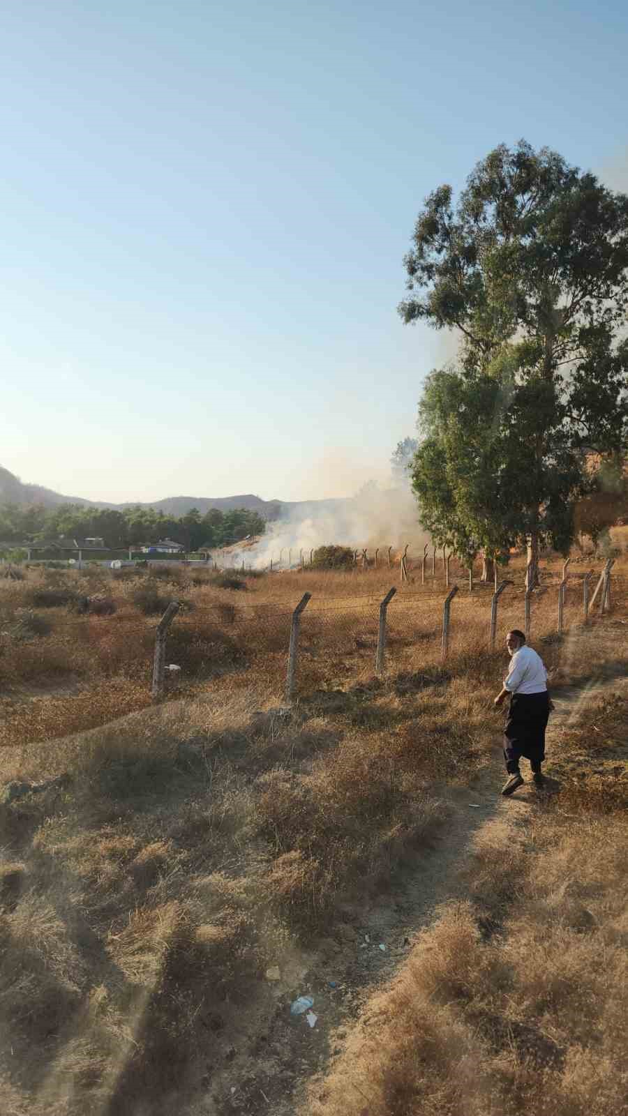 Bahçesindeki otları yakarak temizlemeye kalkışan şahıs Marmaris’i ayağa kaldırdı
