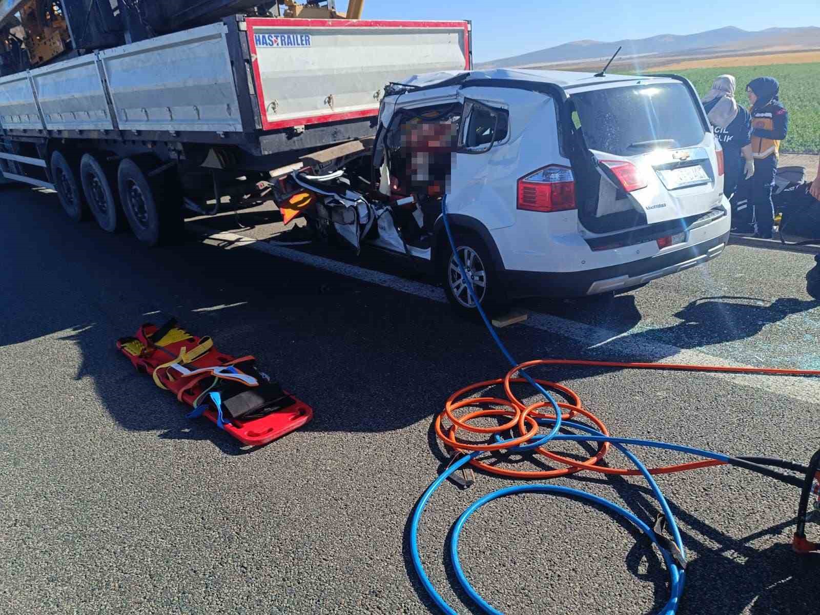 Aksaray’da otomobil tıra arkadan çarptı: 1 ölü
