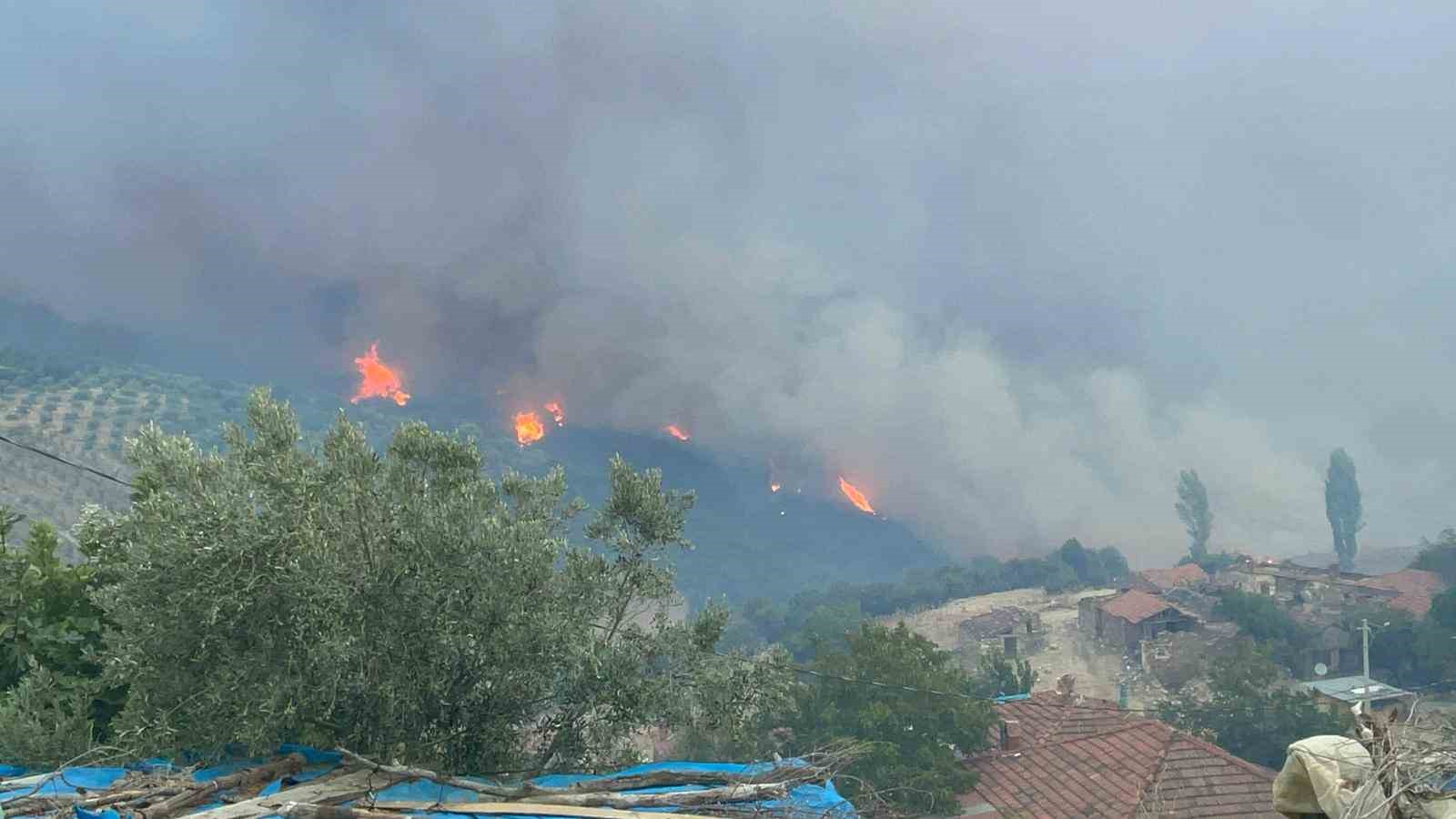 Manisa’da itfaiye ekiplerinin yangınla mücadelesi sürüyor
