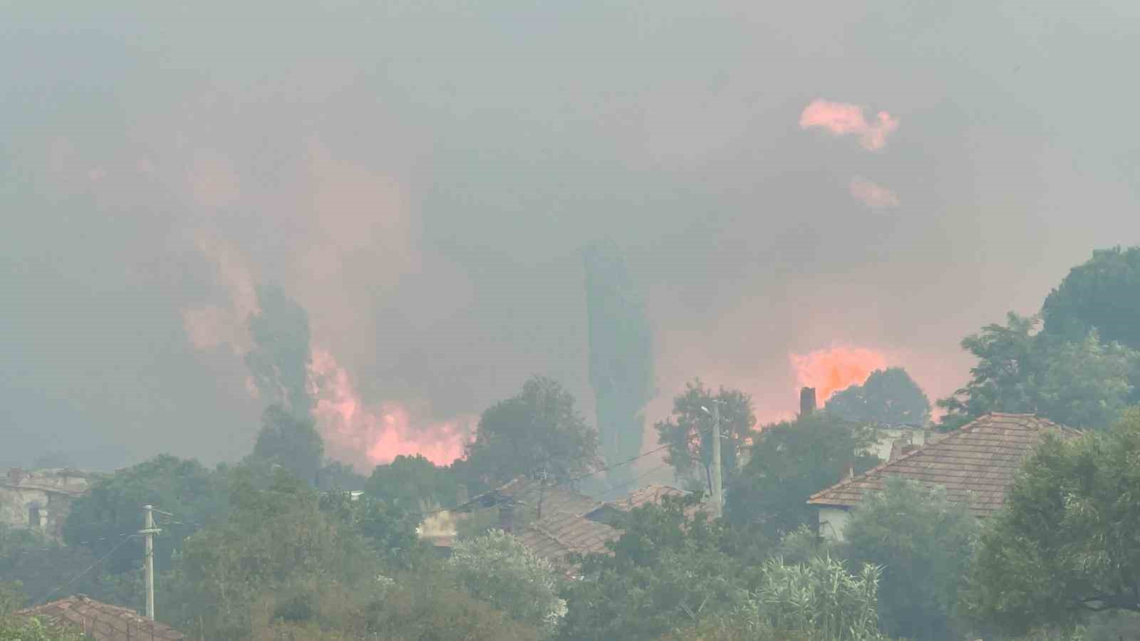 Manisa’da itfaiye ekiplerinin yangınla mücadelesi sürüyor
