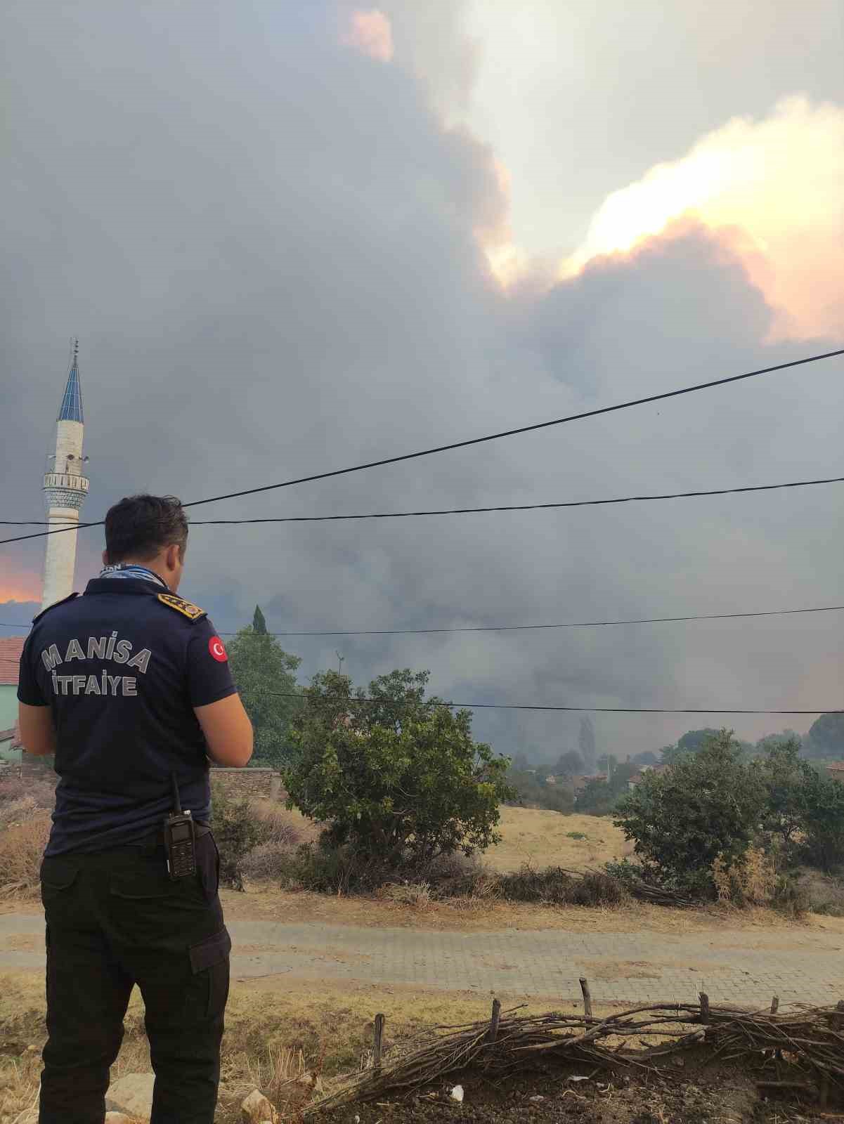 Manisa’da itfaiye ekiplerinin yangınla mücadelesi sürüyor
