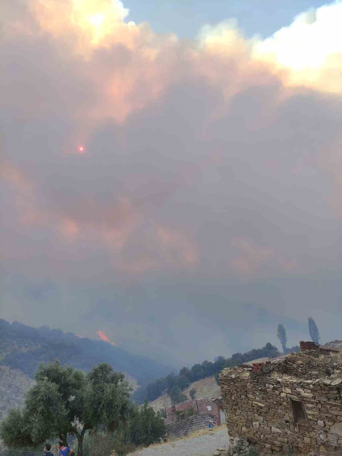 Manisa’da itfaiye ekiplerinin yangınla mücadelesi sürüyor
