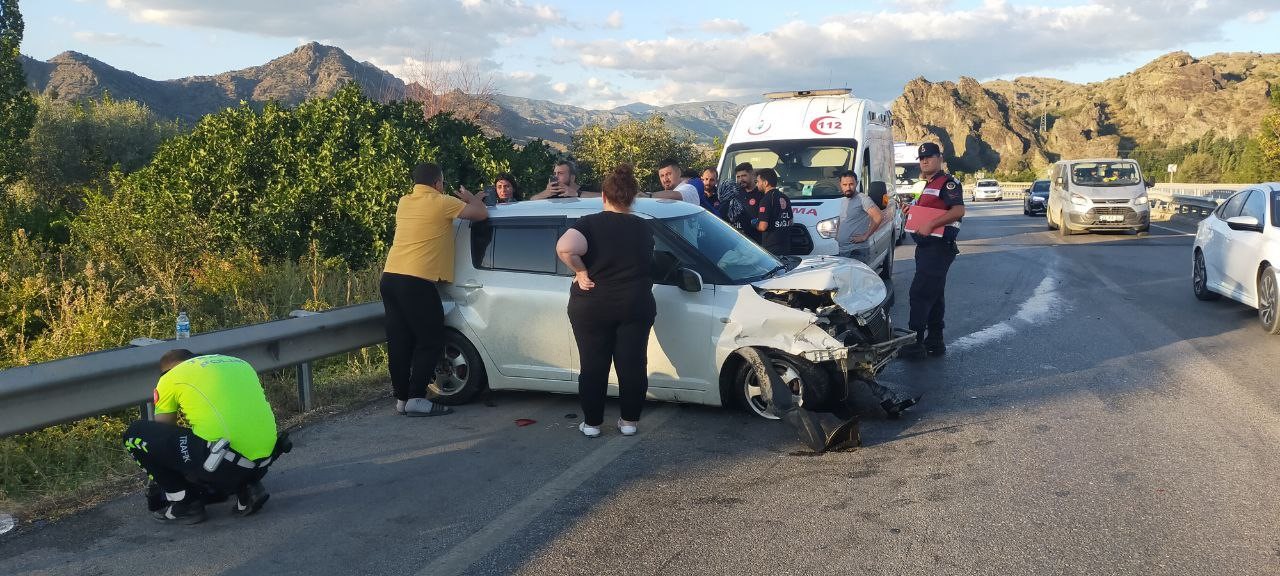 Bariyerlere çarpan otomobildeki 3 kişi yaralandı.
