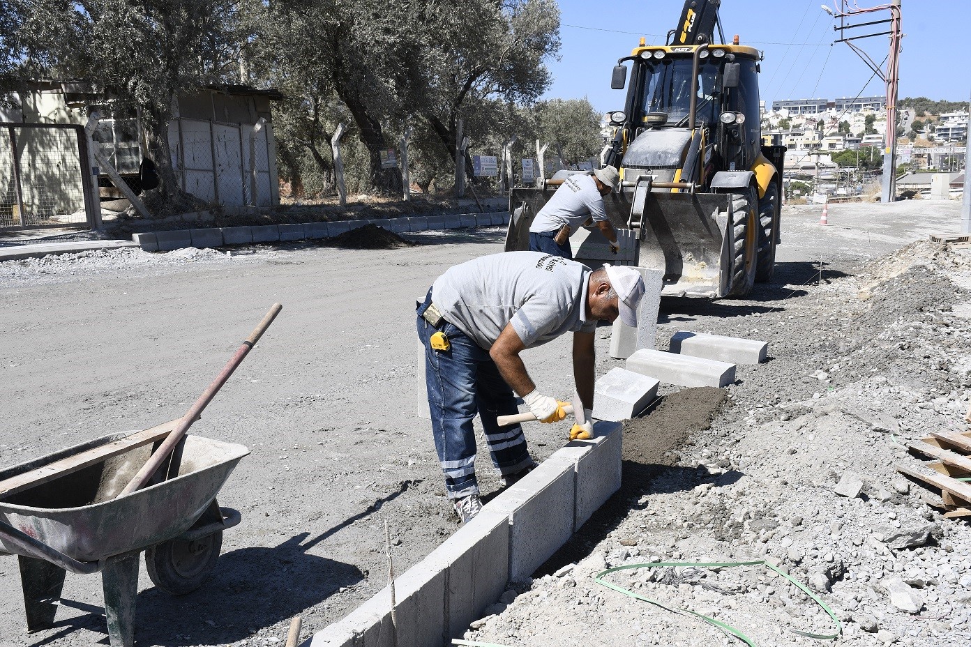 Kuşadası Belediyesi yol yapım çalışmalarını sürdürüyor
