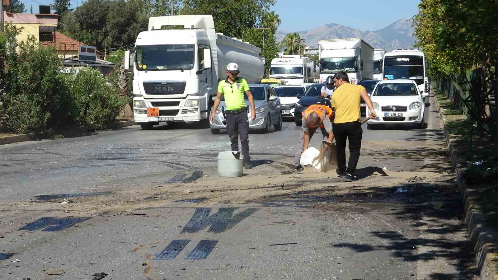 Antalya’da ortalık savaş alanına döndü: 7 araç birbirine girdi, 6 kişi yaralandı
