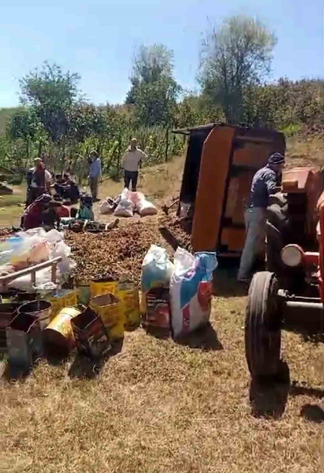 Mevsimlik tarım işçilerini taşıyan traktör devrildi: 13 yaralı
