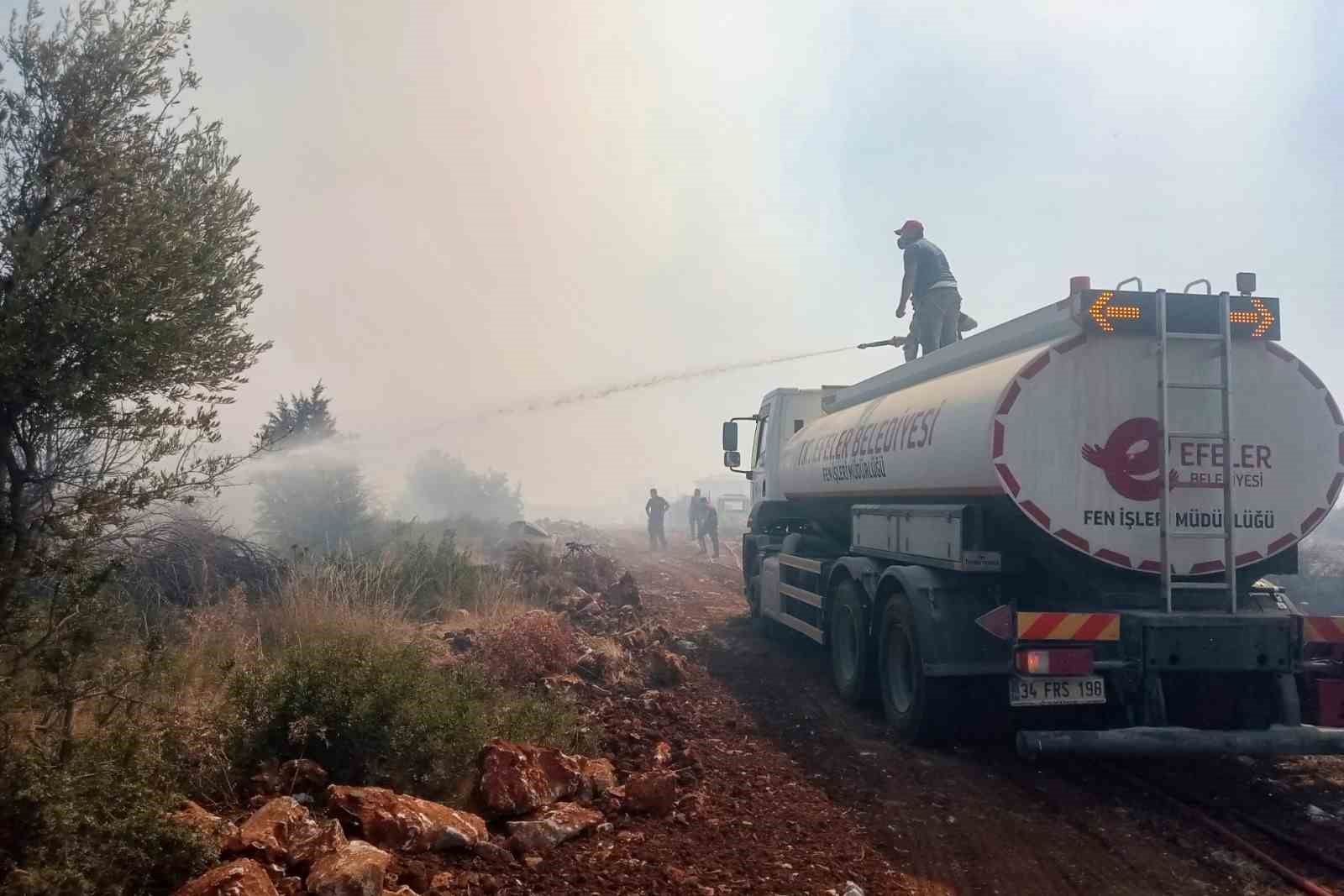 Efeler’in ekipleri yangınları söndürmek için çalışıyor
